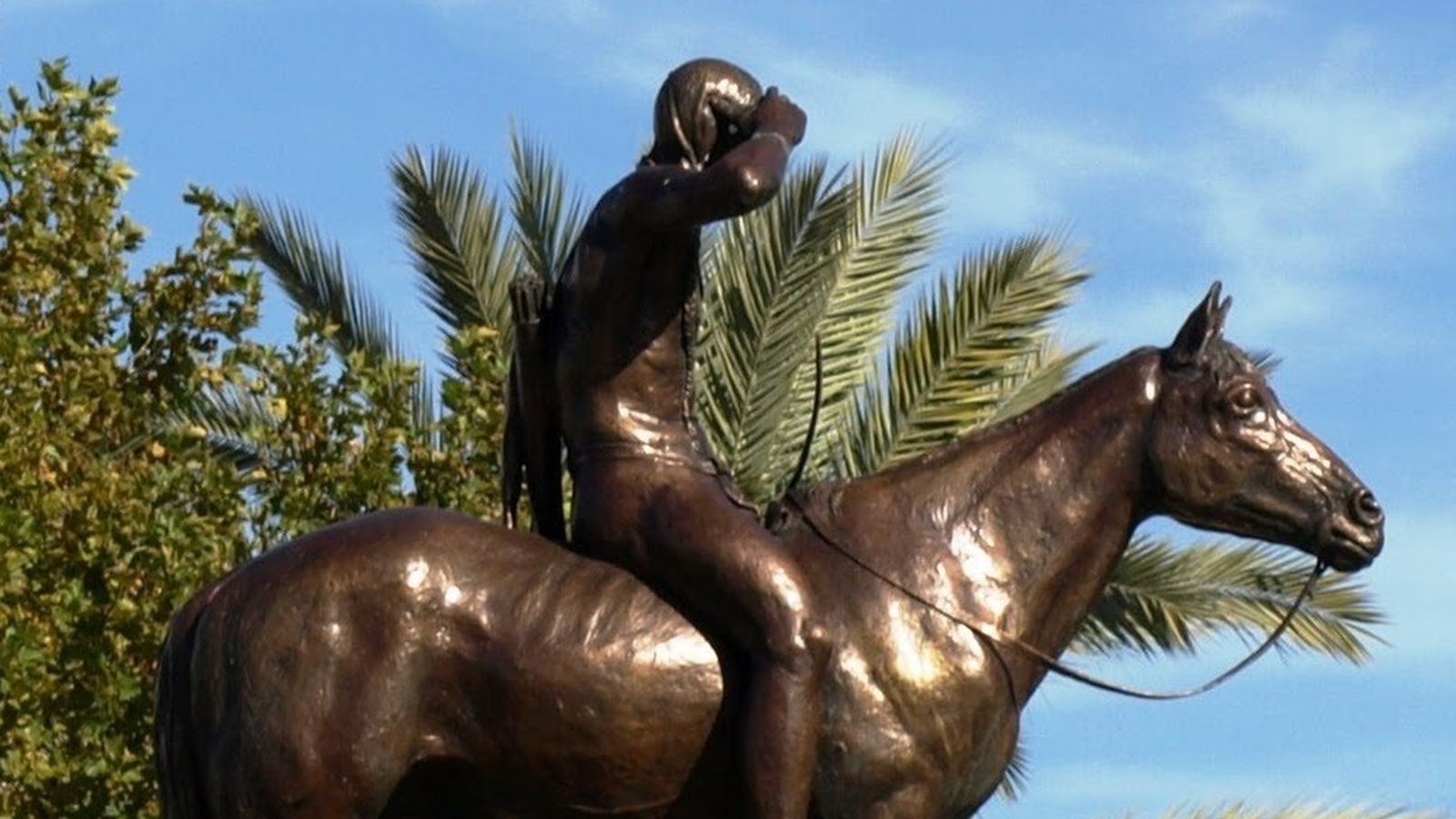 Estatua de "El Explorador"