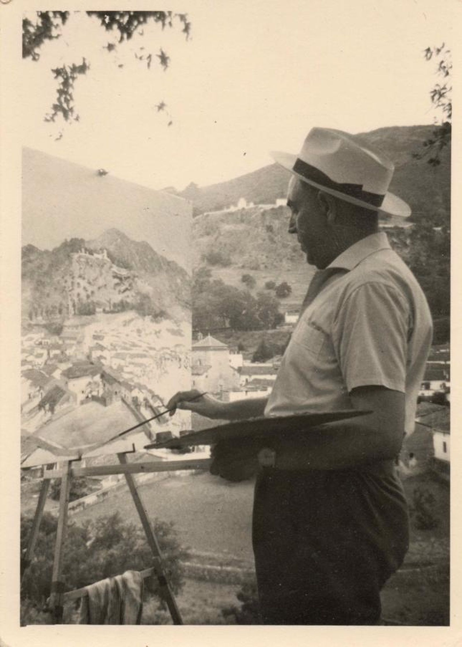 Manuel Vázquez pintando un paisaje serrano.