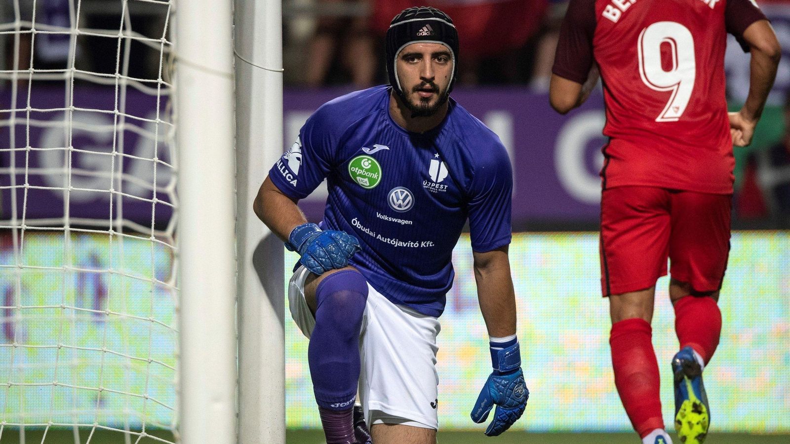 Ben Yedder, ante el portero húngaro.