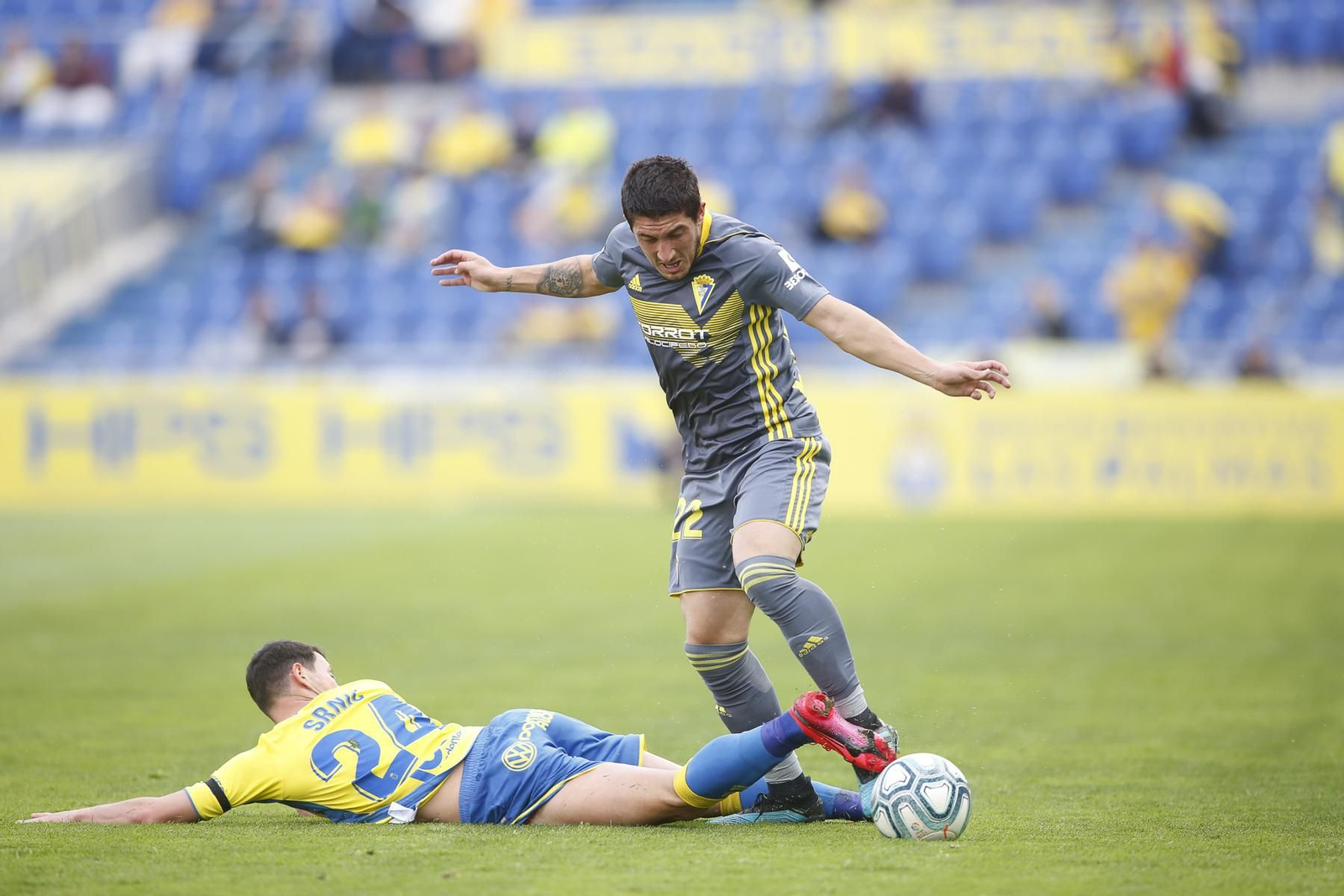 Espino trata de llevarse el balón en un partido del Cádiz