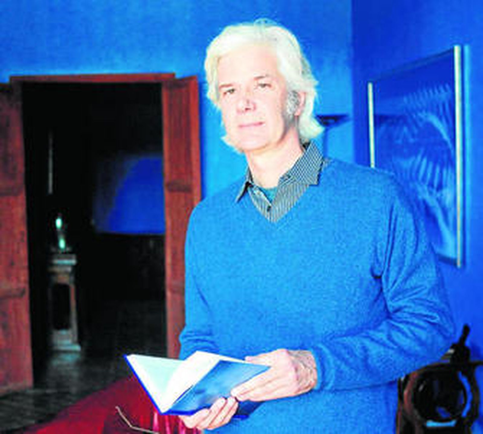 Jacobo Siruela posa en Mas Pou, una masía ampurdanesa del siglo XVII, desde donde dirige Atalanta.