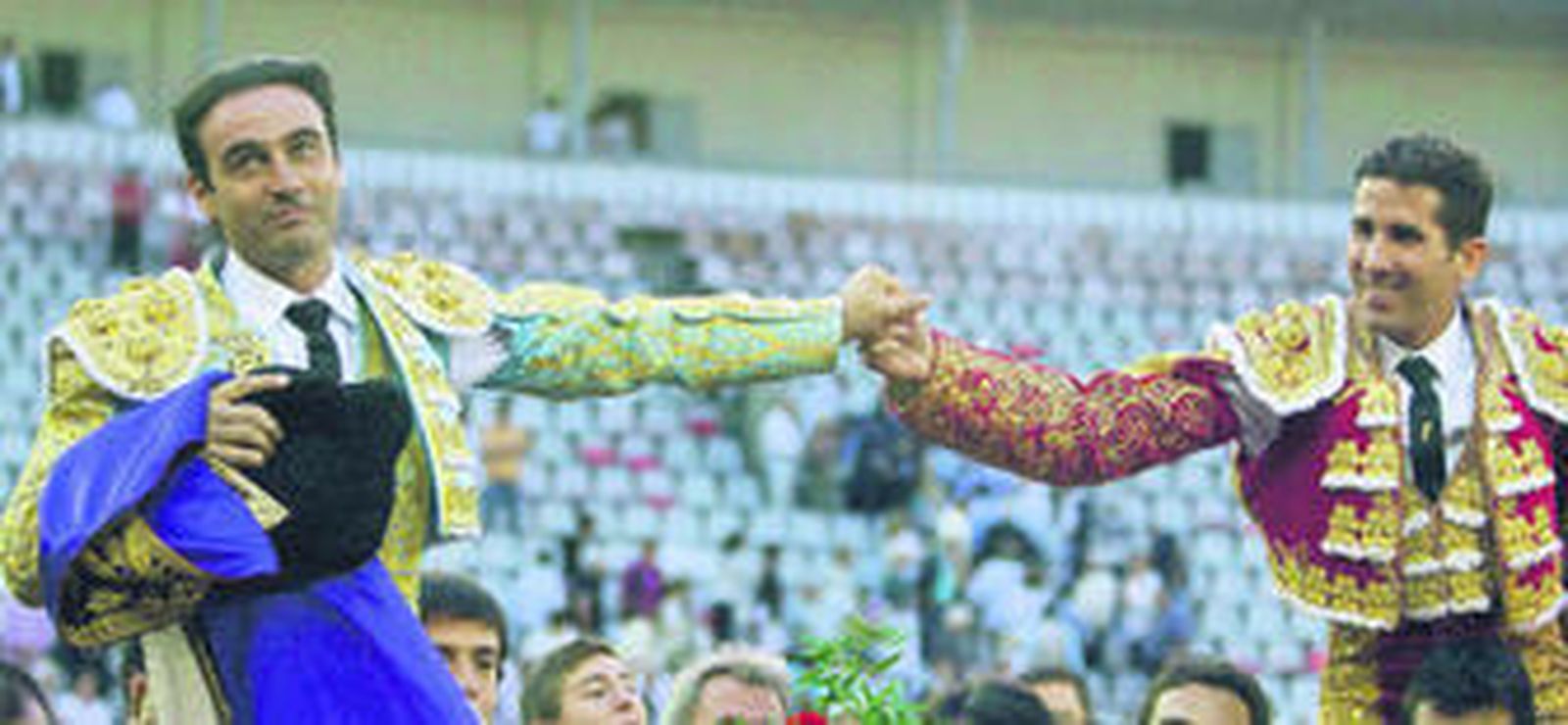 Los diestros Enrique Ponce y Serafín Marín son paseados a hombros en la plaza de Barcelona, antes de su salida a hombros.