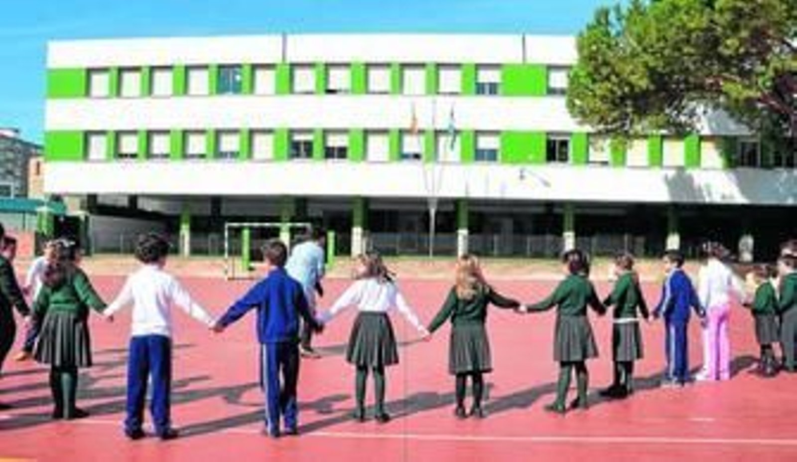 Un grupo de alumnos en la pista deportiva del centro.