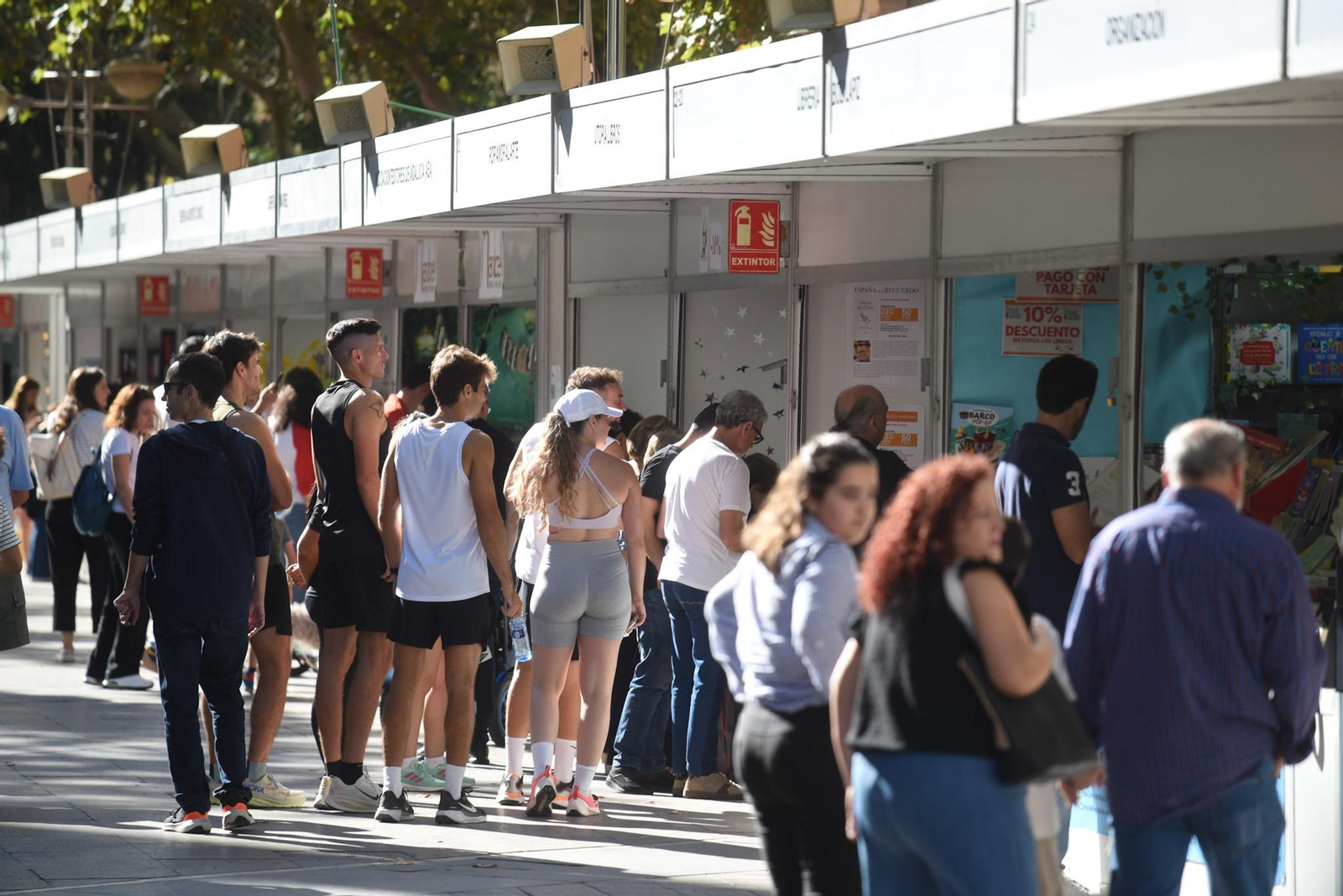 Ambiente en la Feria del Libro de Córdoba.