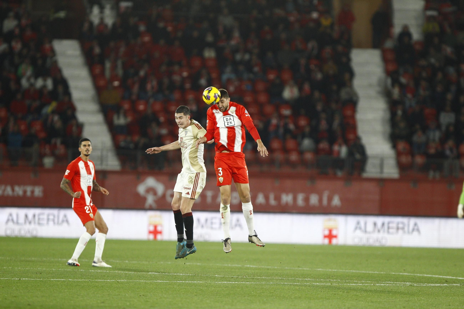 La U.D. Almería se impone por 1-0 al C.D. Mirandés y alcanza la segunda plaza, en imágenes