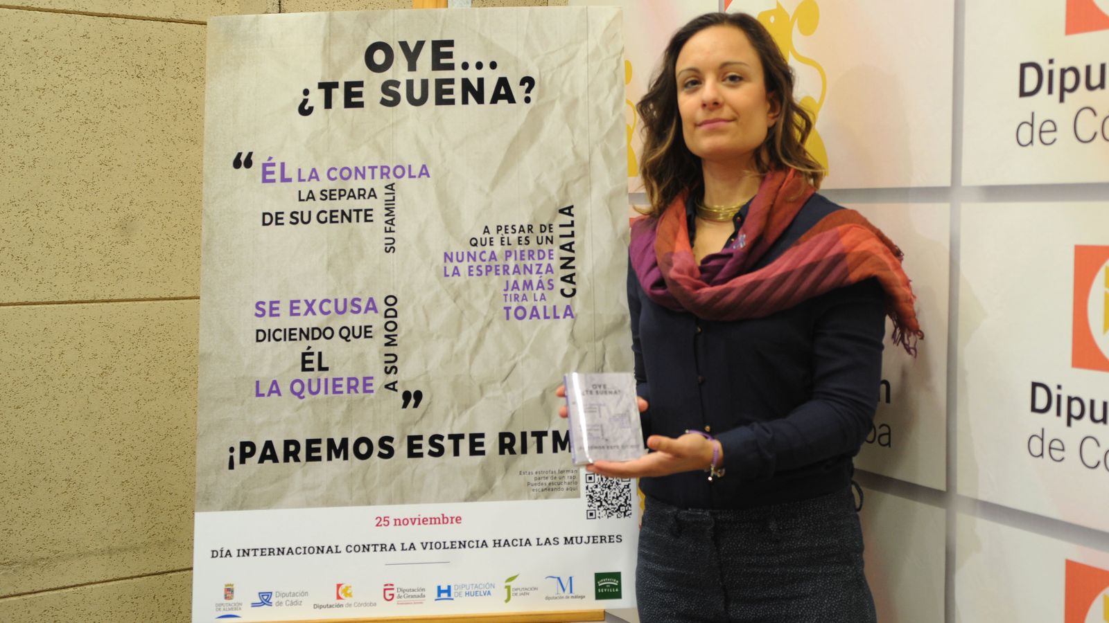 Ana Guijarro, junto al cartel de la campaña.