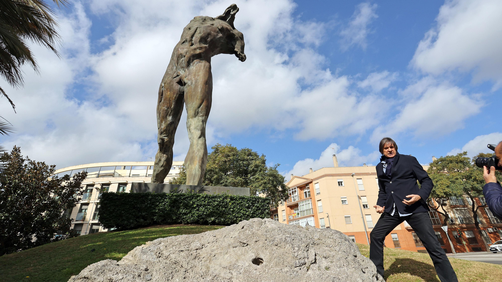 Visita de Víctor Ochoa con Pedro Pacheco a sus esculturas de Lola Flores y el Minotauro en Jerez