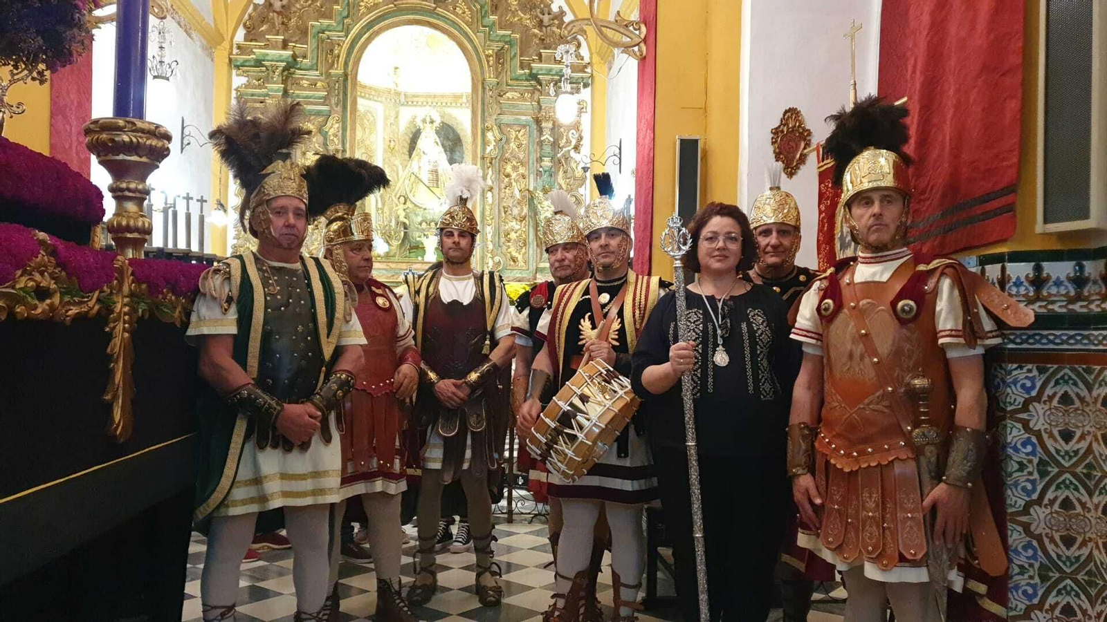 Lunes Santo en Castro del Río: La ofrenda floral de las escoltas romanas, en fotografías