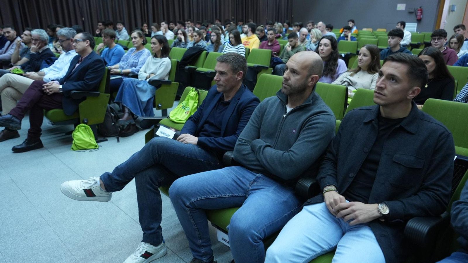 Carracedo, Javi Poveda y Luis Carrión, en el salón de actos de la facultad de Educación.