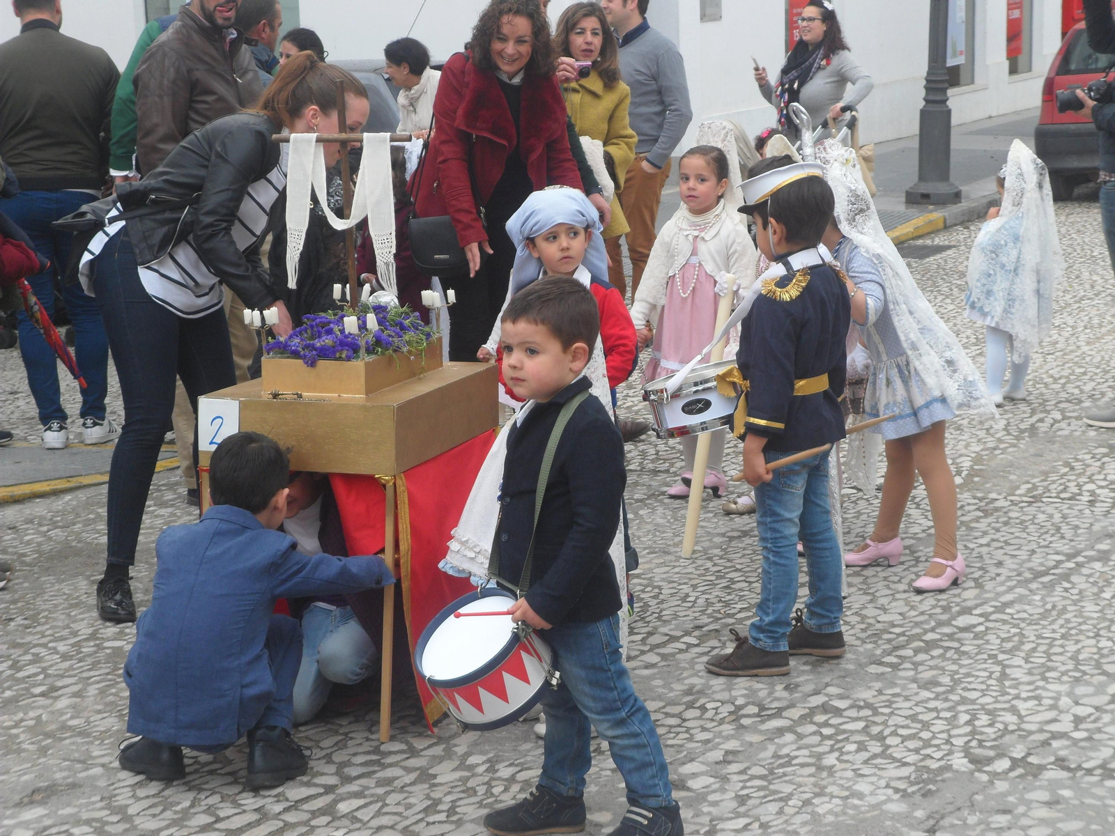 Distintas escenas de los pequeños cofrades serranos en la procesión del sábado pasado.