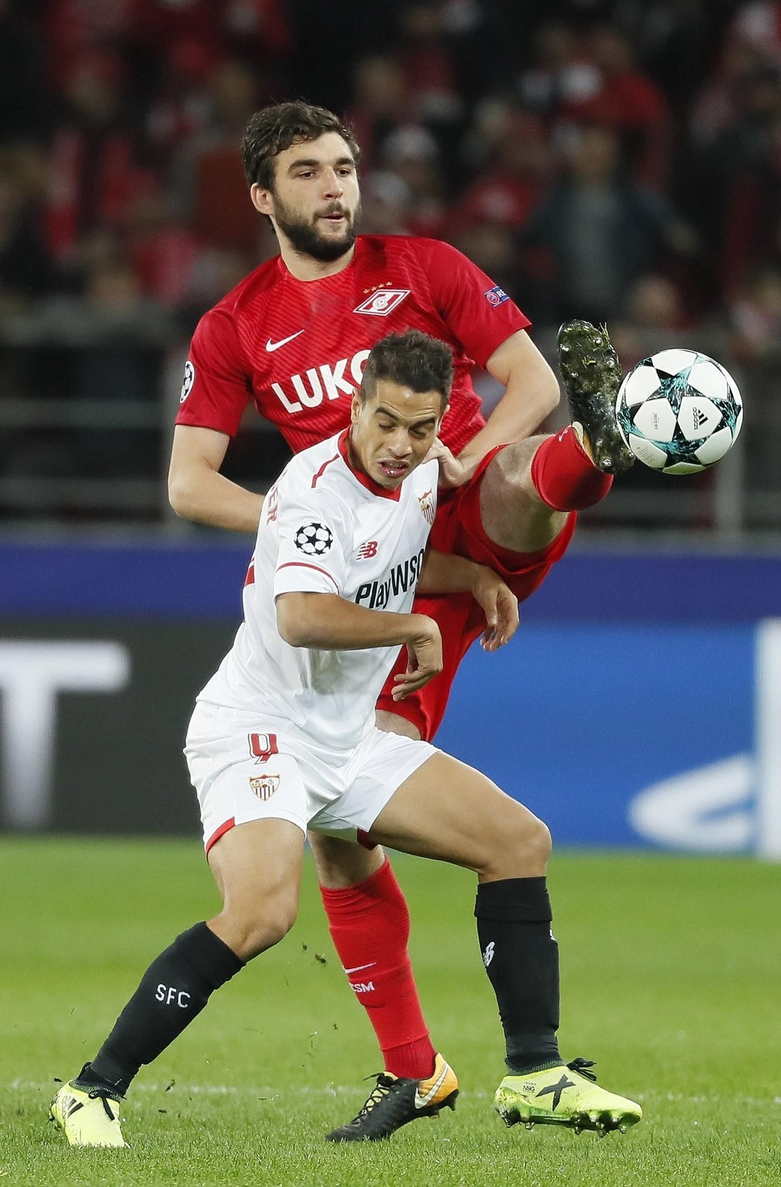 Ben Yedder sufre la ruda entrada de Dzhikiya.