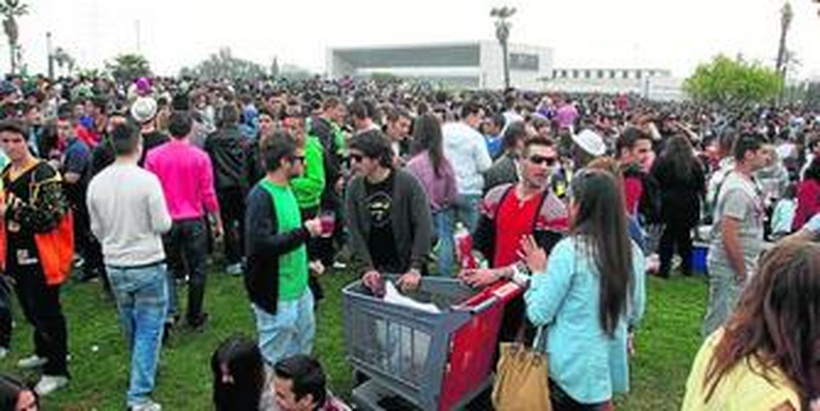 Miles de personas se congregan en la explanada del Auditorio Municipal.