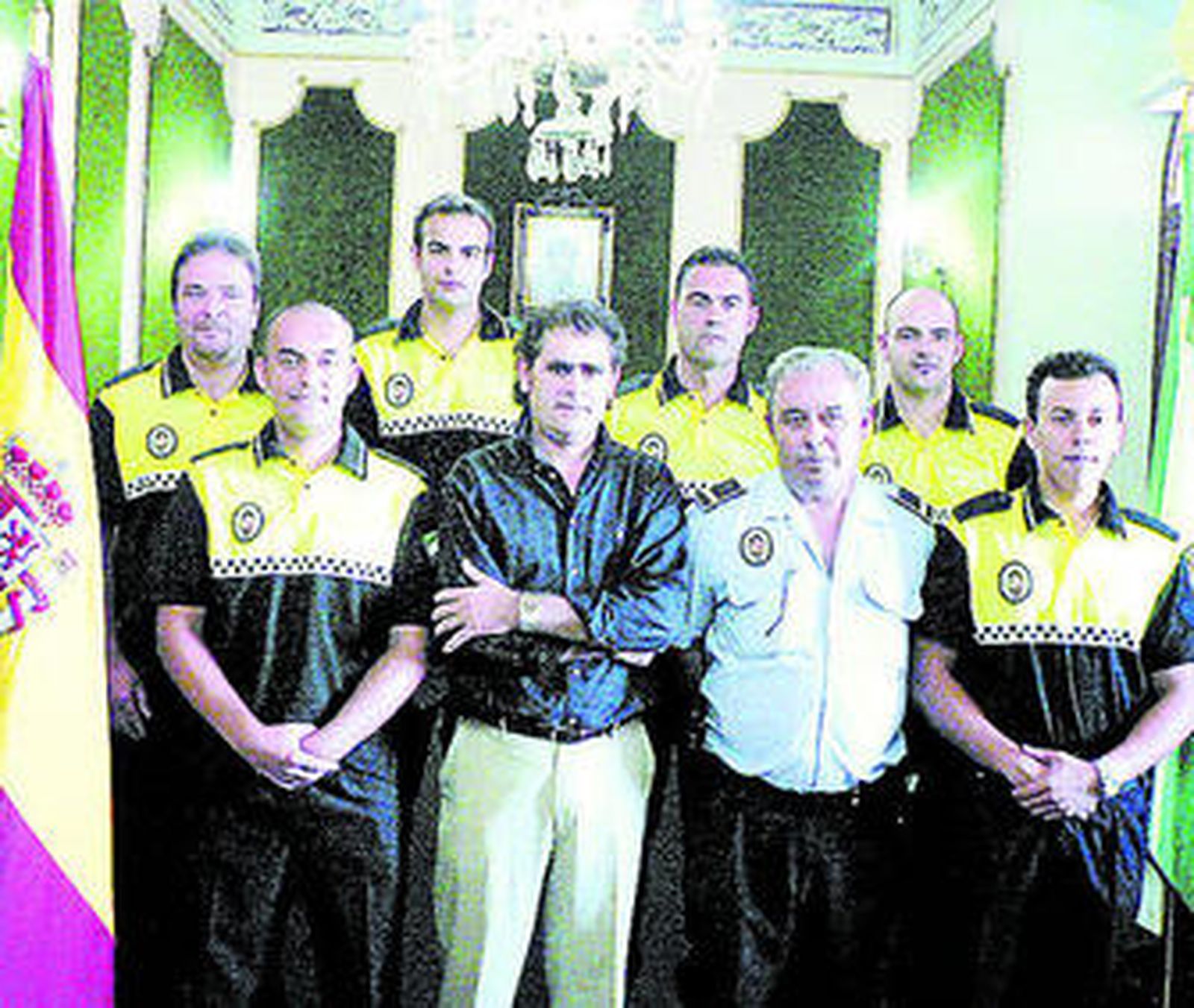 El alcalde virgitano, Antonio Torres, durante la toma de posesión de seis nuevos agentes el año pasado.