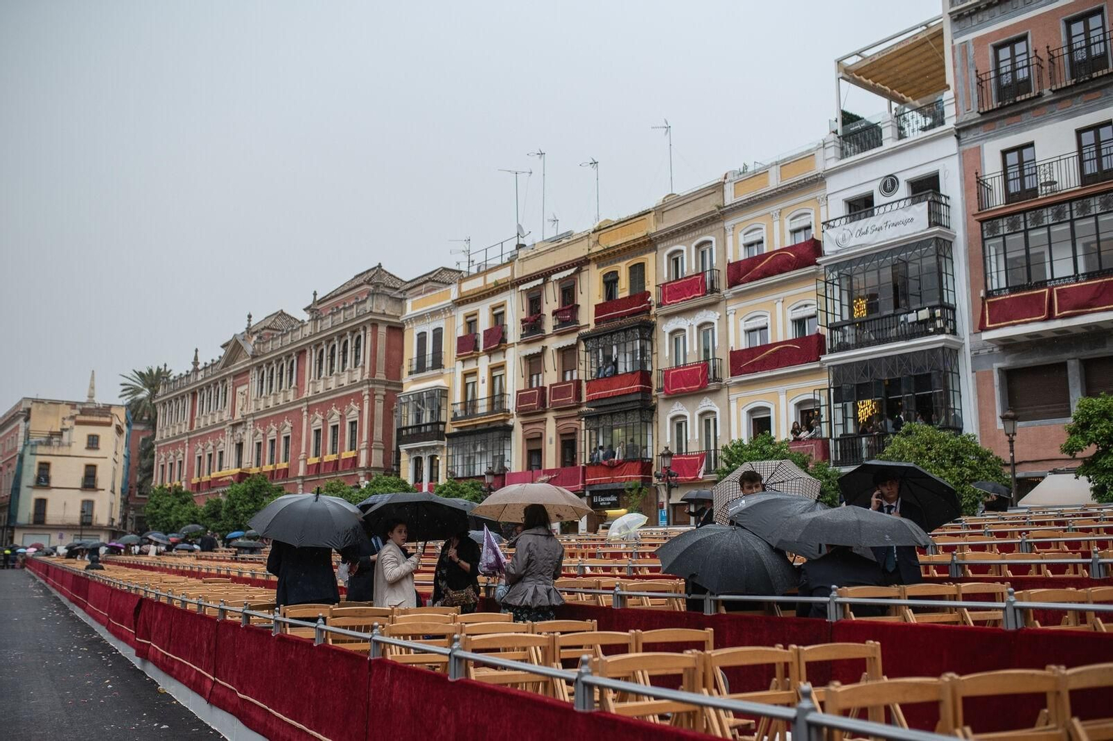 Paraguas el pasado Domingo de Ramos en los palcos de la Plaza de San Francisco.