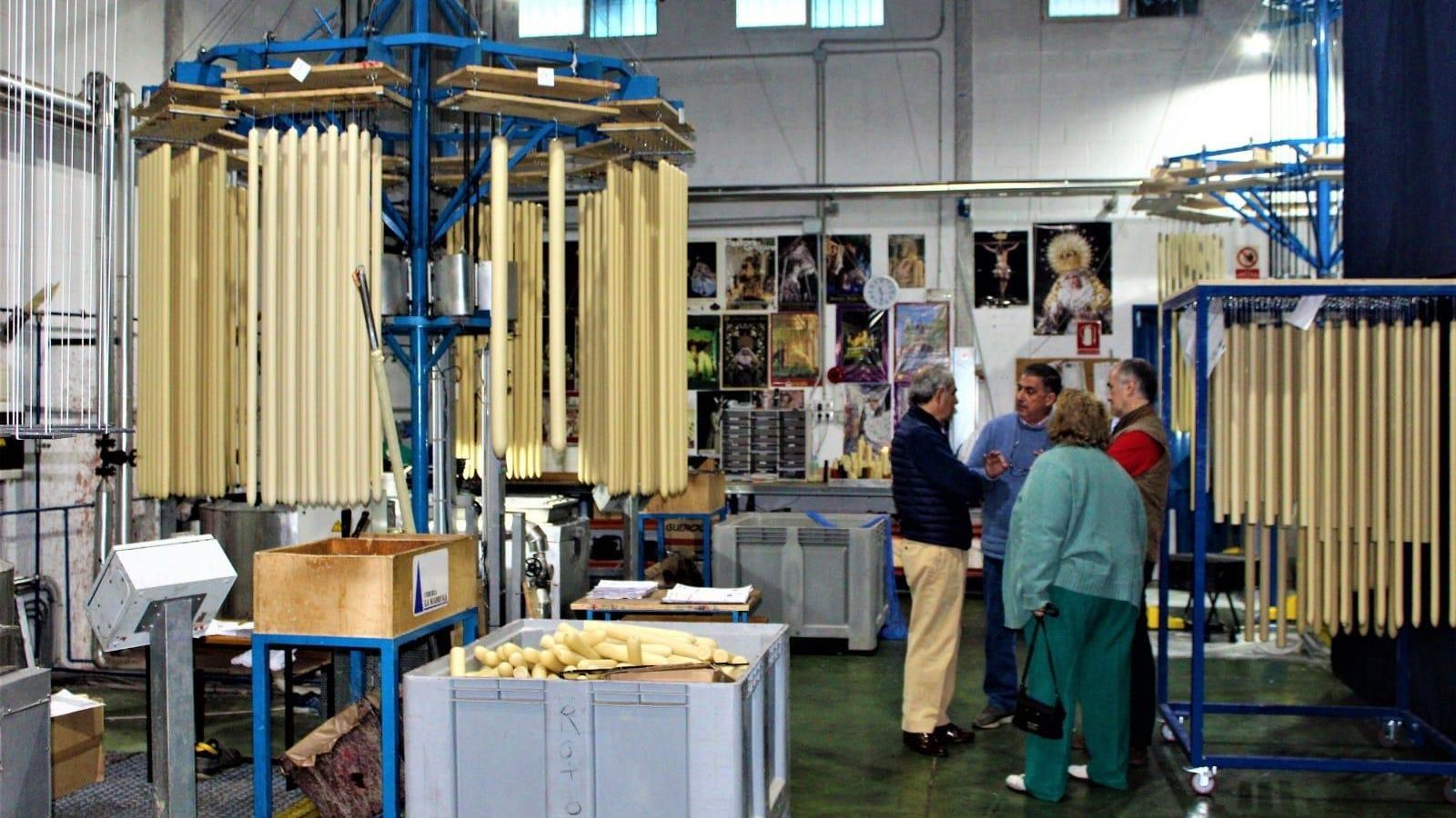 Varios clientes visitando la Cerería La Madrugá