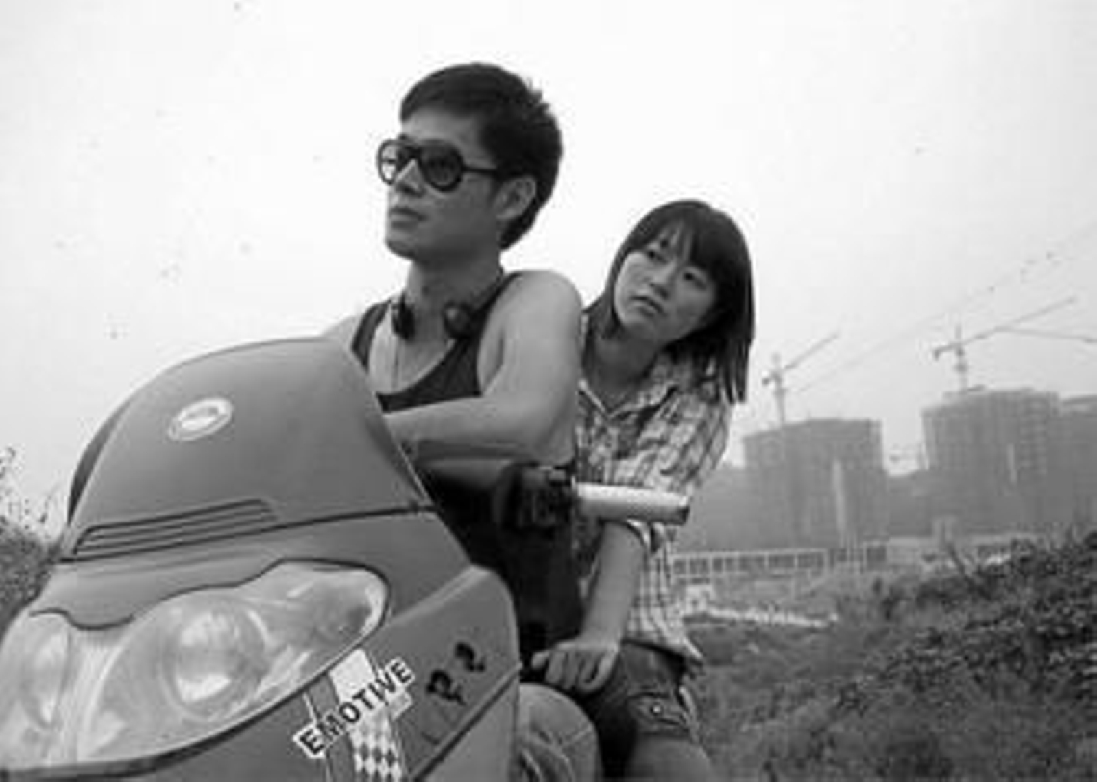 Mei (Lu Huang) en la moto de uno de los chicos del pueblecito donde todo la oprime.