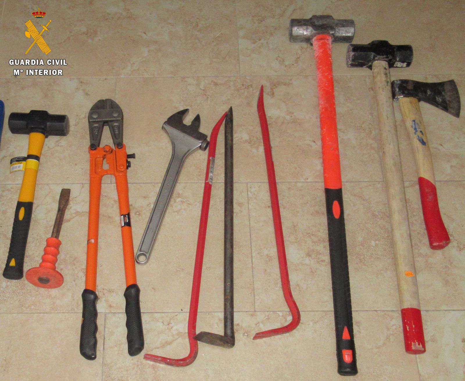 Herramientas que los investigados usaban para cometer los robos.