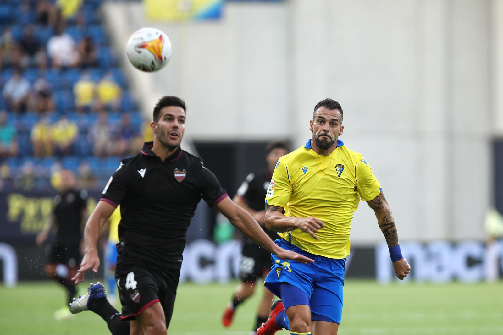 Negredo y un rival en el Cádiz-Levante de la primera vuelta.