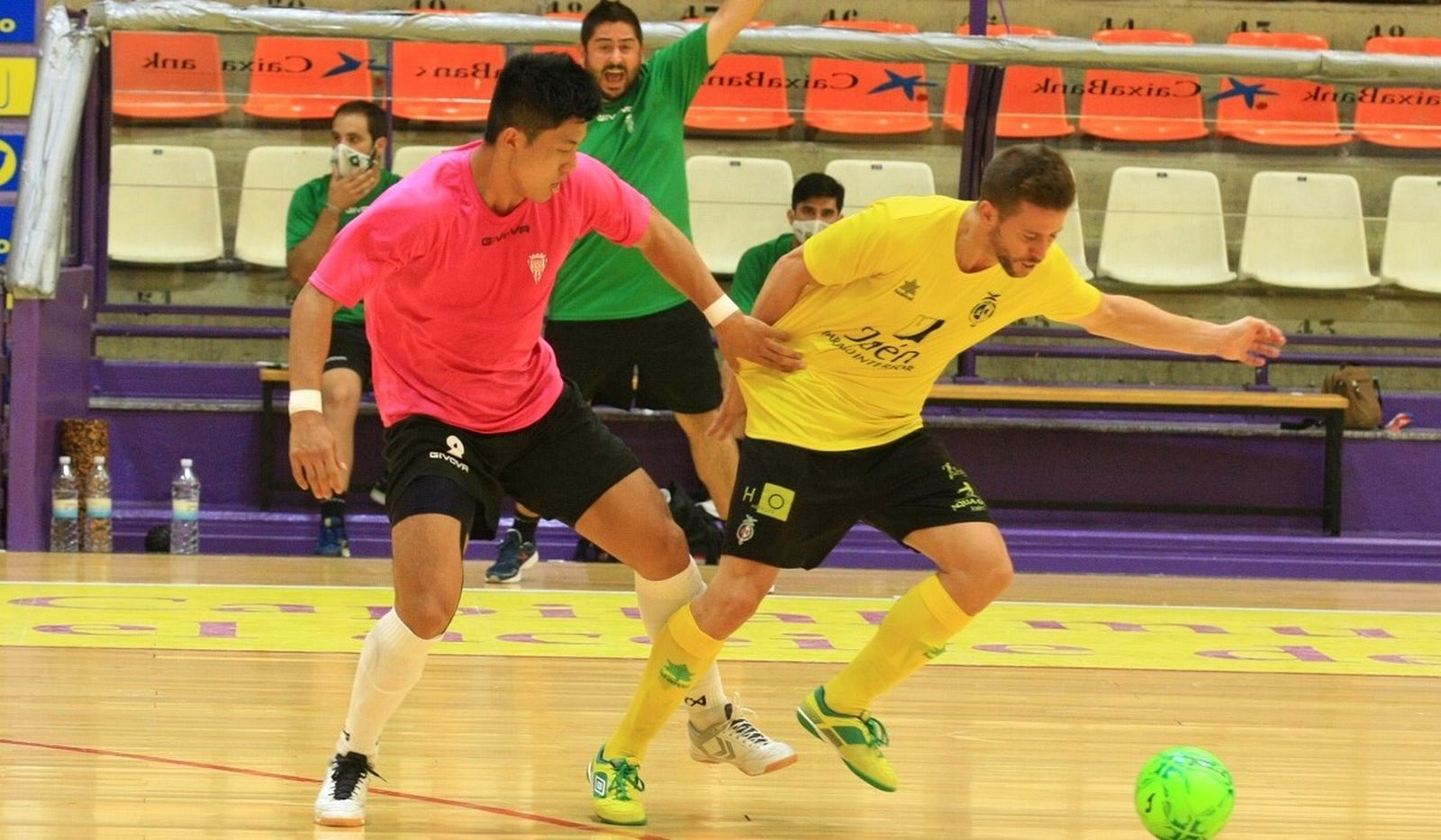 Shimizu intenta robar el balón a un jugador del Jaén en un amistoso de este pasado verano.
