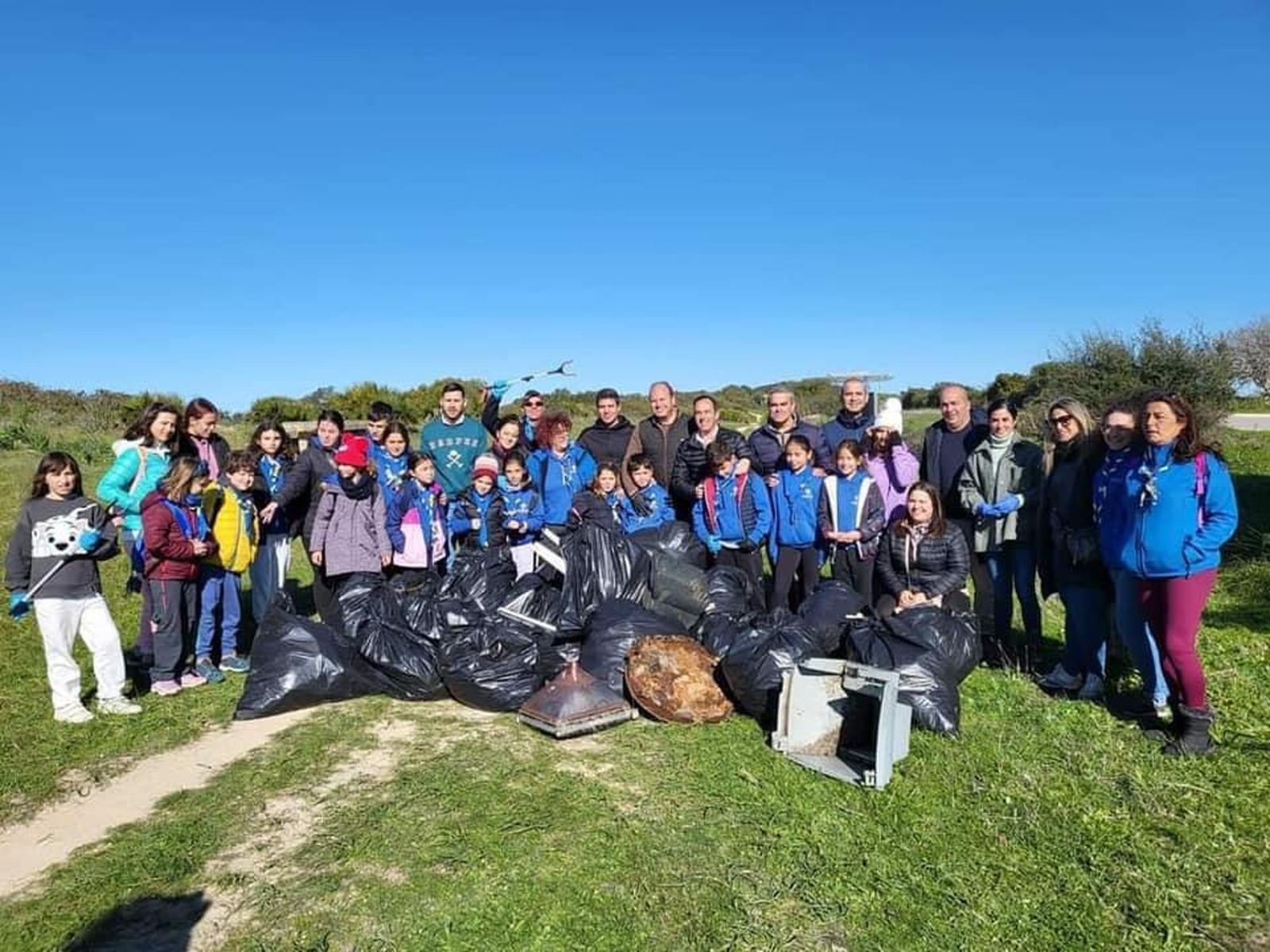 Recogida de residuos en Vejer por el Día Mundial del a Educación Medioambiental.