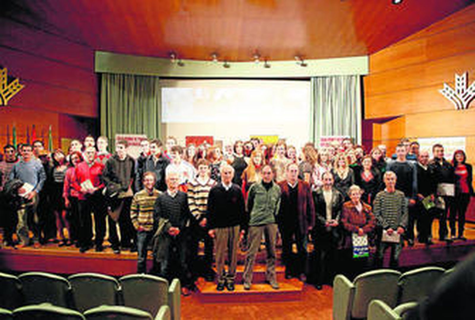 Foto de familia con todos los premiados.