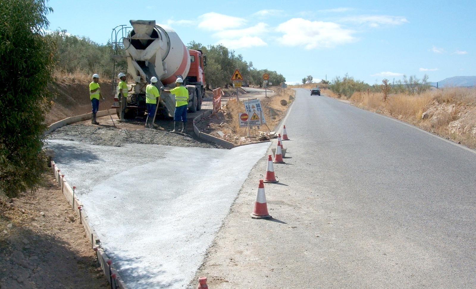 Operarios trabajando en la mejora de una vía rural en Andalucía