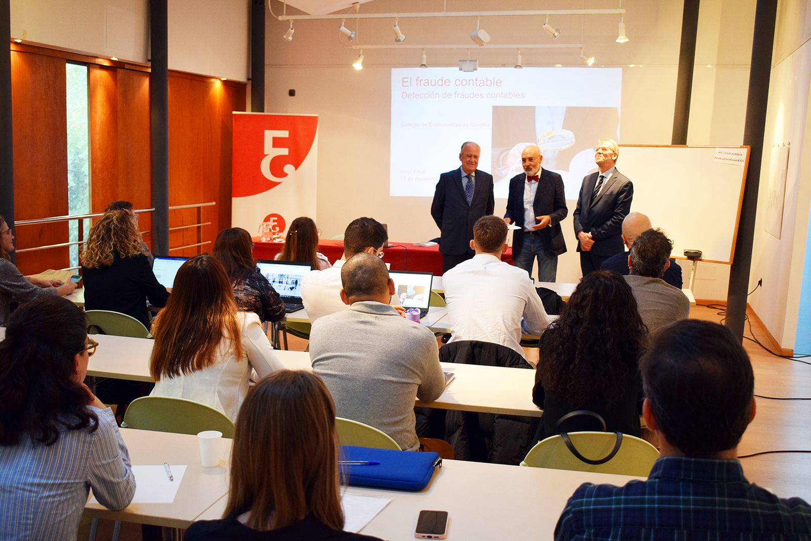Ponentes durante la jornada de fraude contable