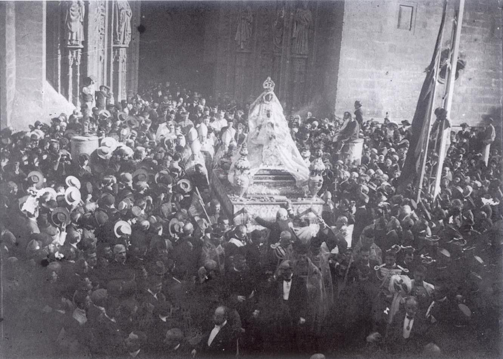 Coronación de la Virgen de los Reyes en 1904.
