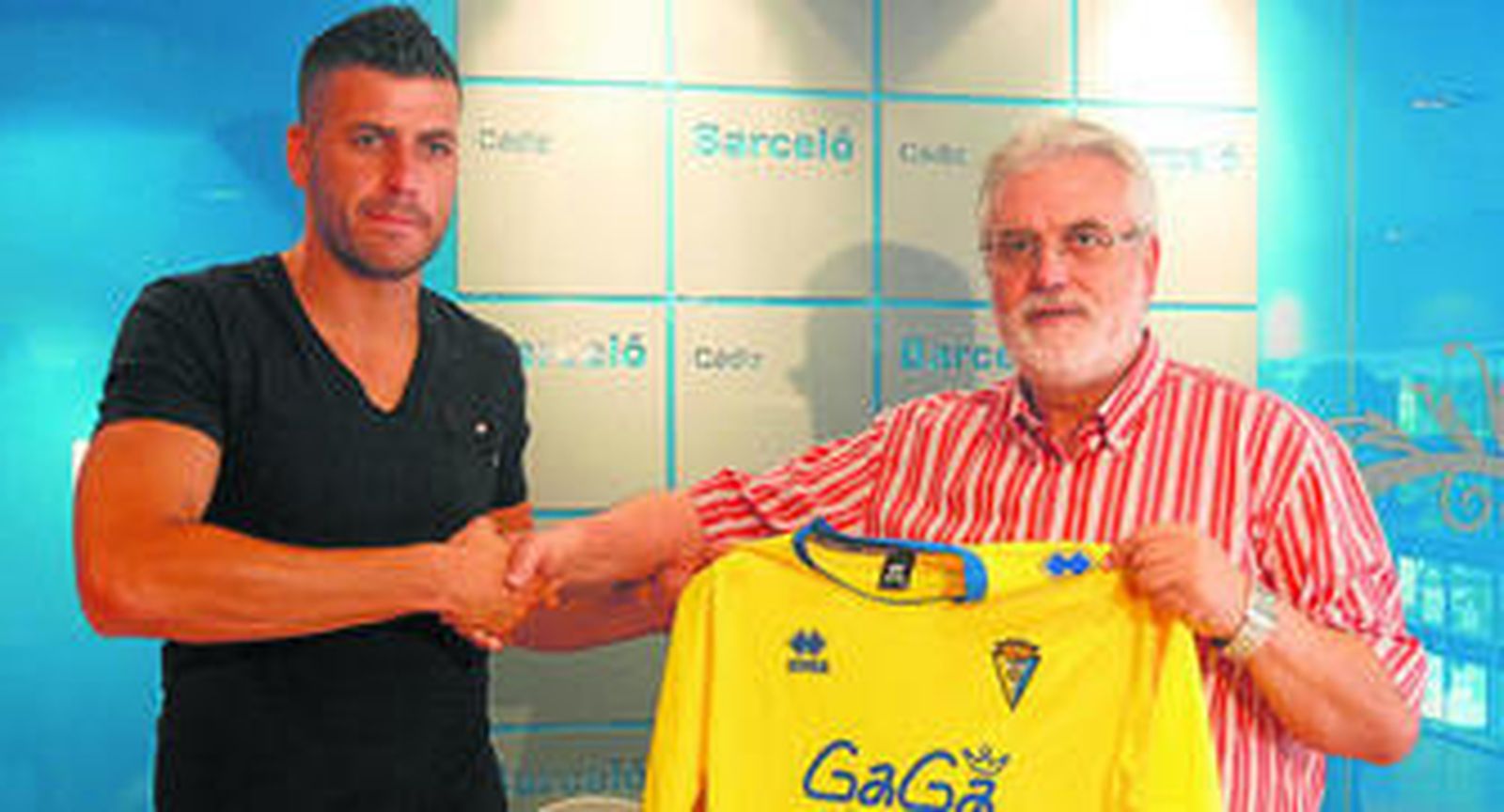 Fran Pérez (i) y Florentino Manzano se estrechan ayer la mano mientras sostienen a la vez la camiseta del Cádiz.