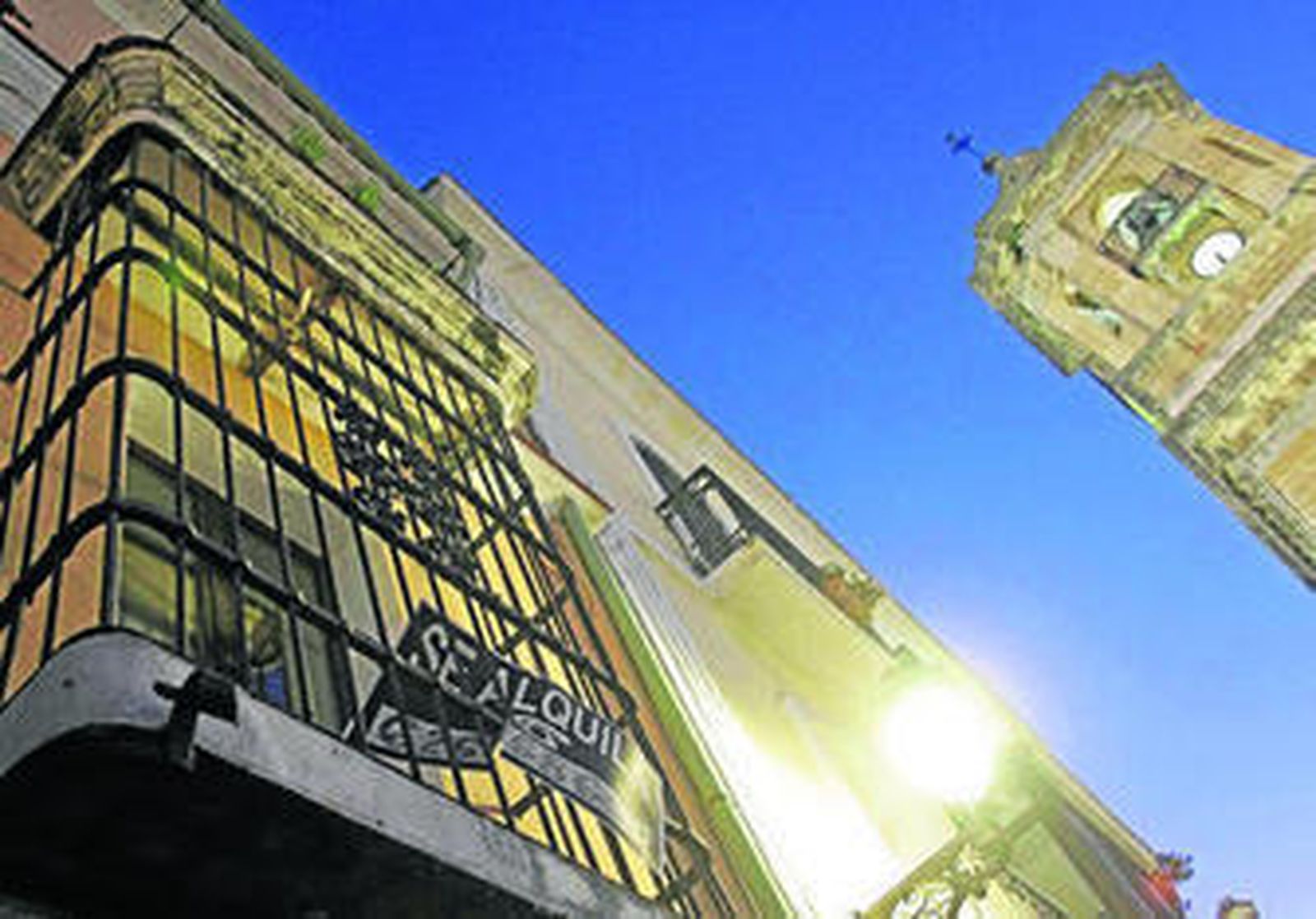 Una vivienda del centro de Algeciras con el cartel que indica que puede ser alquilada.