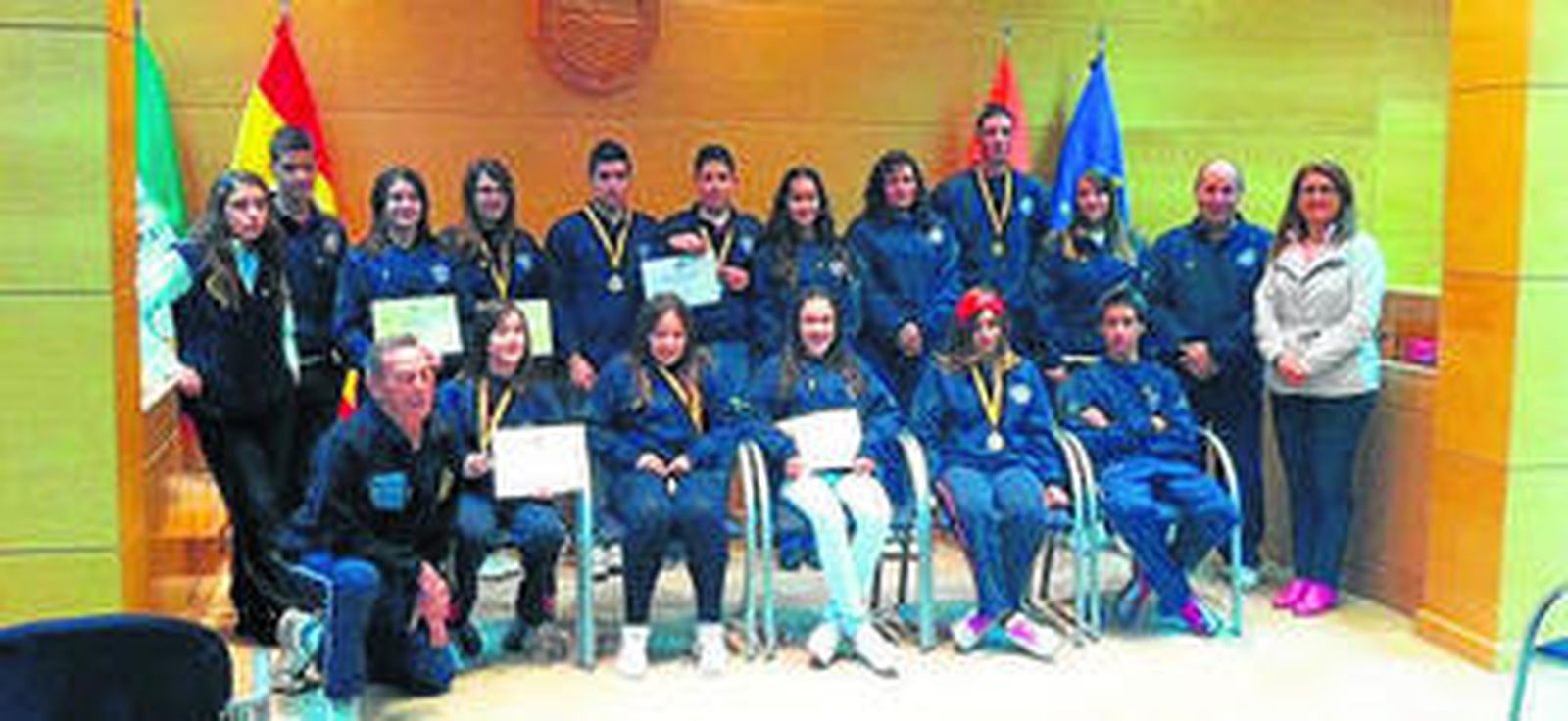 Los jóvenes medallistas con la teniente-alcalde de Gádor.