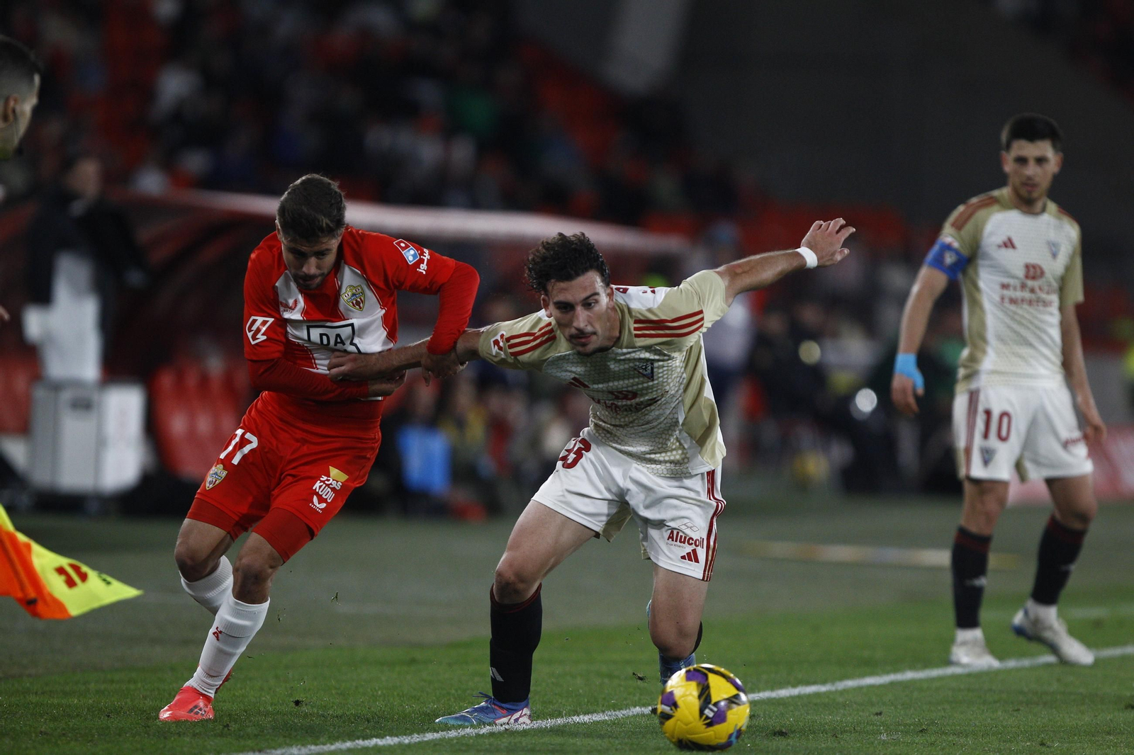 La U.D. Almería se impone por 1-0 al C.D. Mirandés y alcanza la segunda plaza, en imágenes