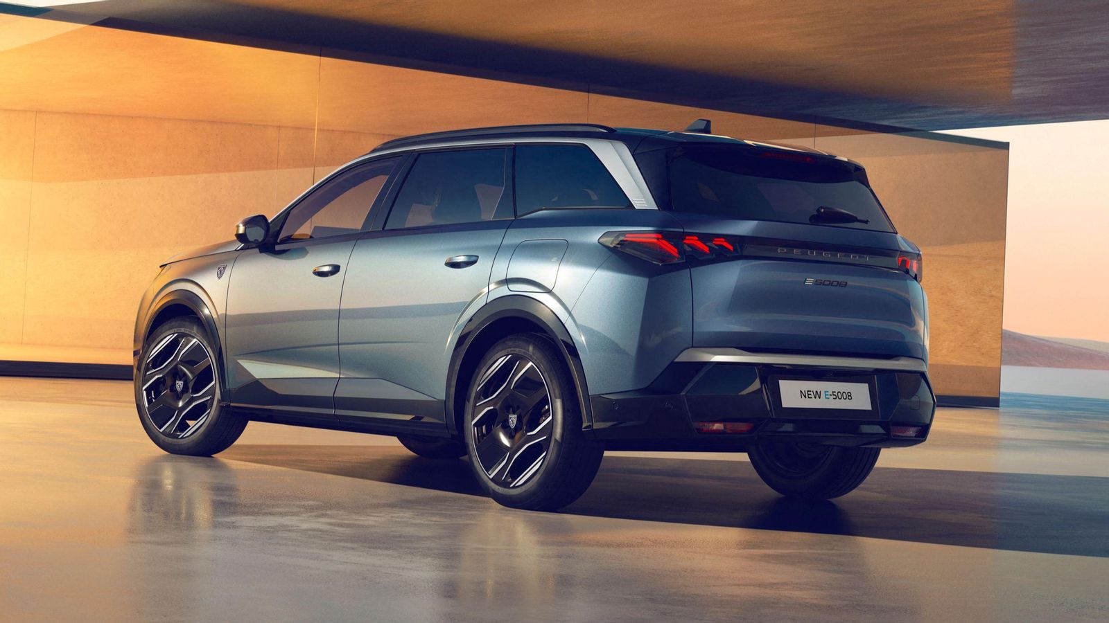 Con 4,79 m de longitud y una batalla de 2,90 m y, considerablemente larga por tanto para las dimensiones de la carrocería, este 5008 puede ofrecer la combinación de siete plazas con hasta tres sistema de propulsión electrificados distintos. Con 4,79 m de longitud y una batalla de 2,90 m y, considerablemente larga por tanto para las dimensiones de la carrocería, este 5008 puede ofrecer la combinación de siete plazas con hasta tres sistema de propulsión electrificados distintos.