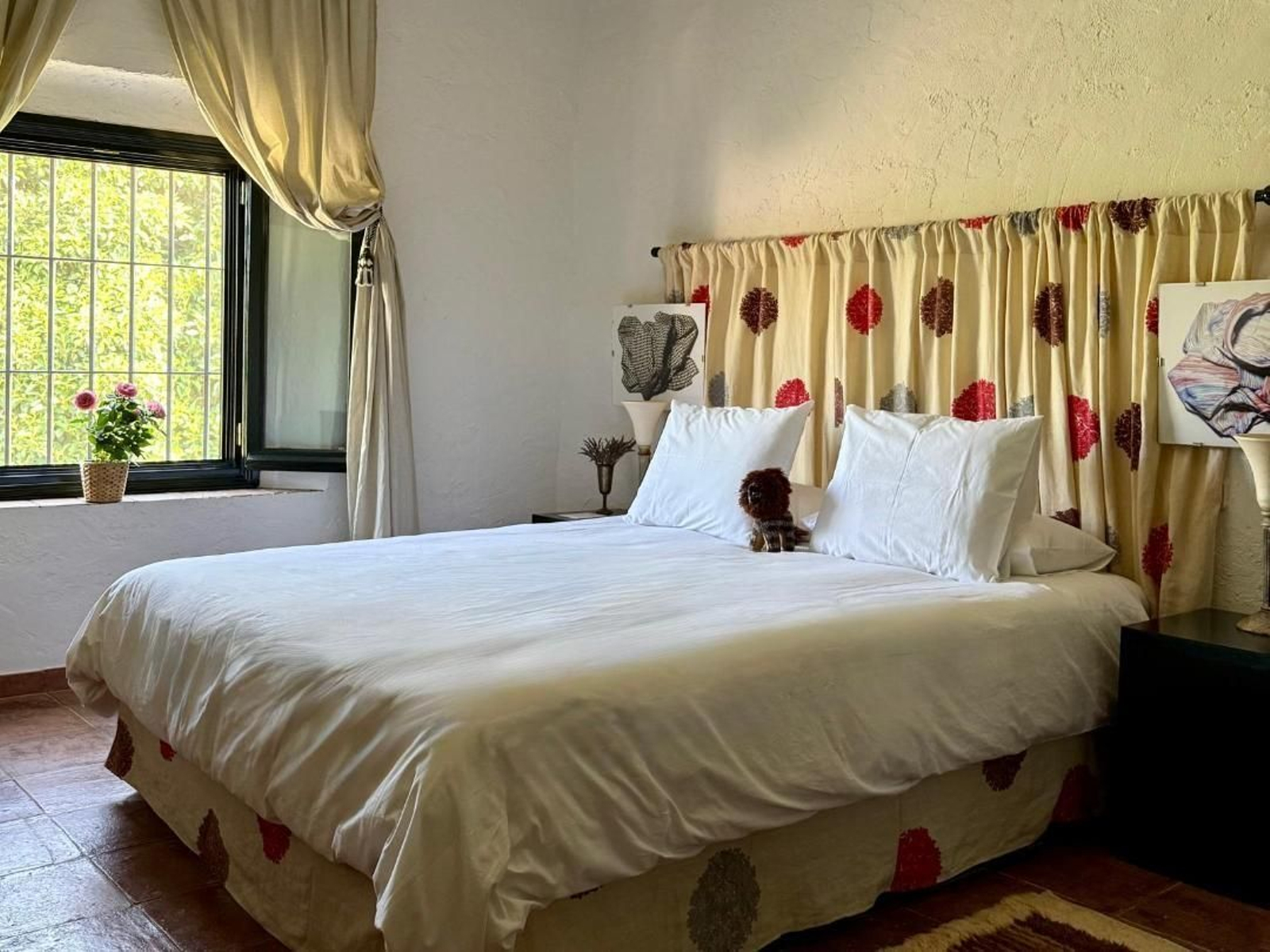 Uno de los dormitorios, con notas eclécticas