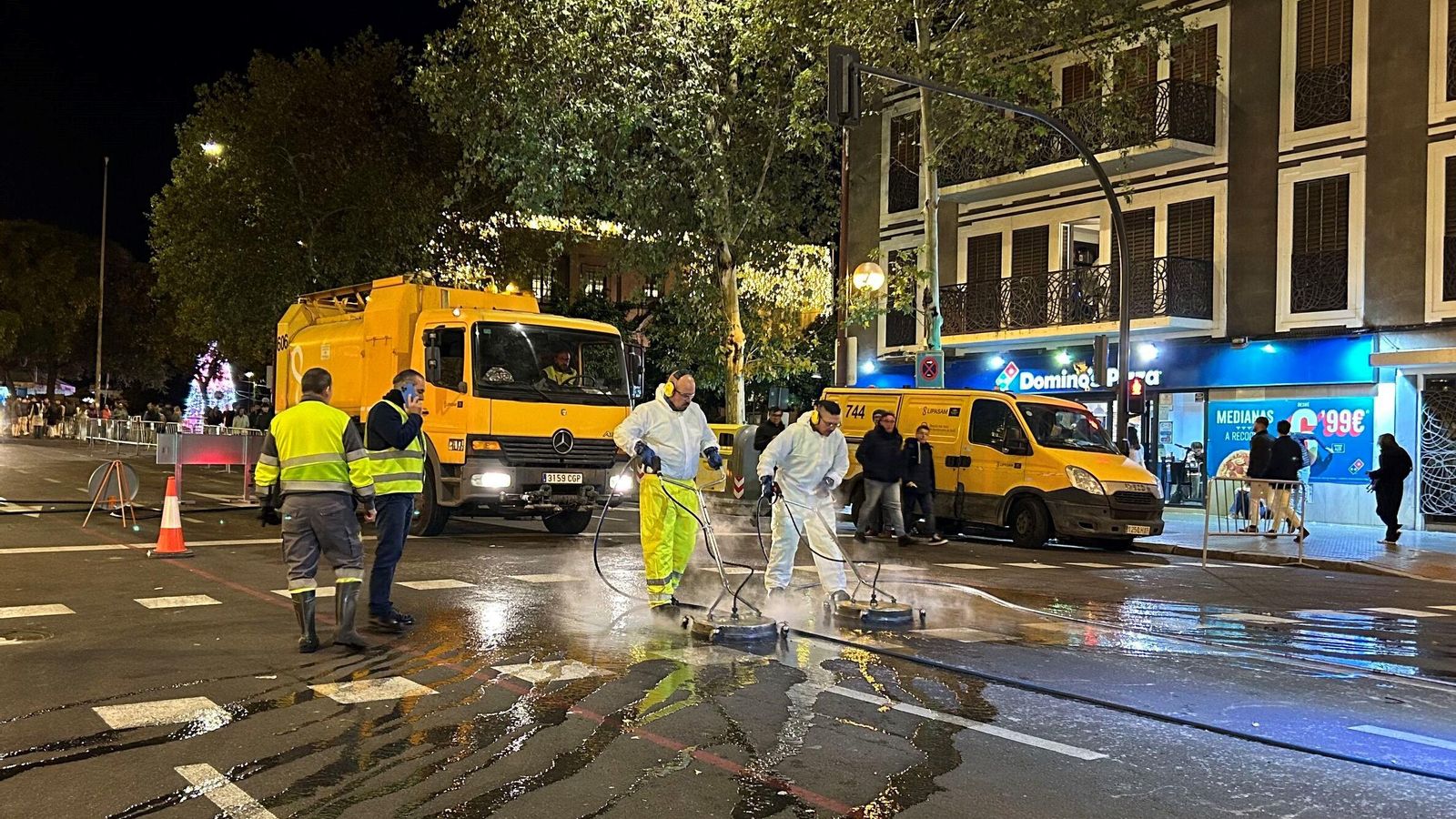 Operarios de Lipasam retirando la cera en Reyes Católicos.