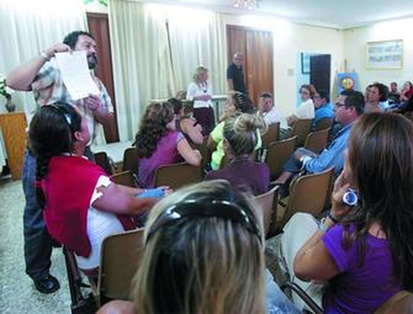 Casi un centenar de padres se reunió ayer en La Inmaculada para hablar sobre el transporte escolar.