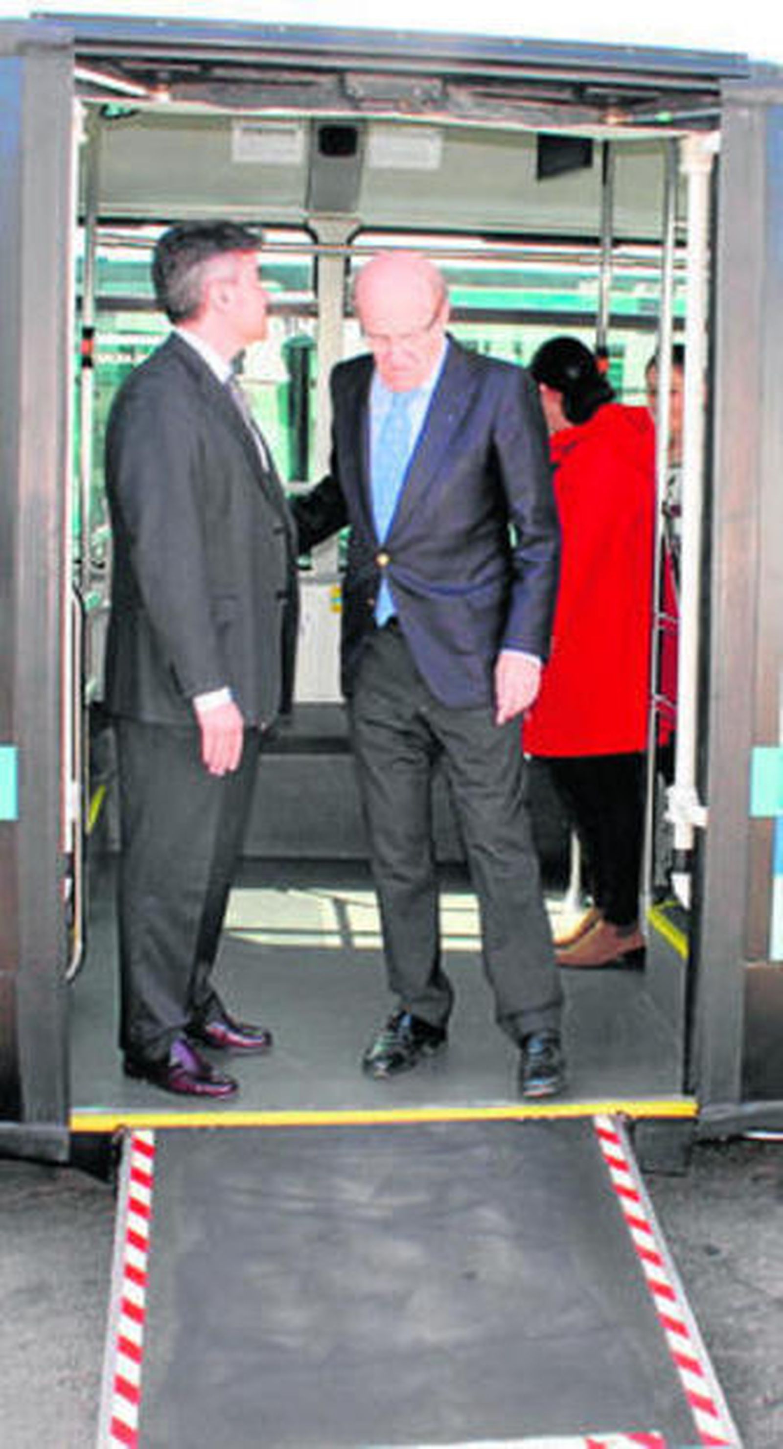 El alcalde, Pedro Rodríguez, en un vehículo con plataforma baja.