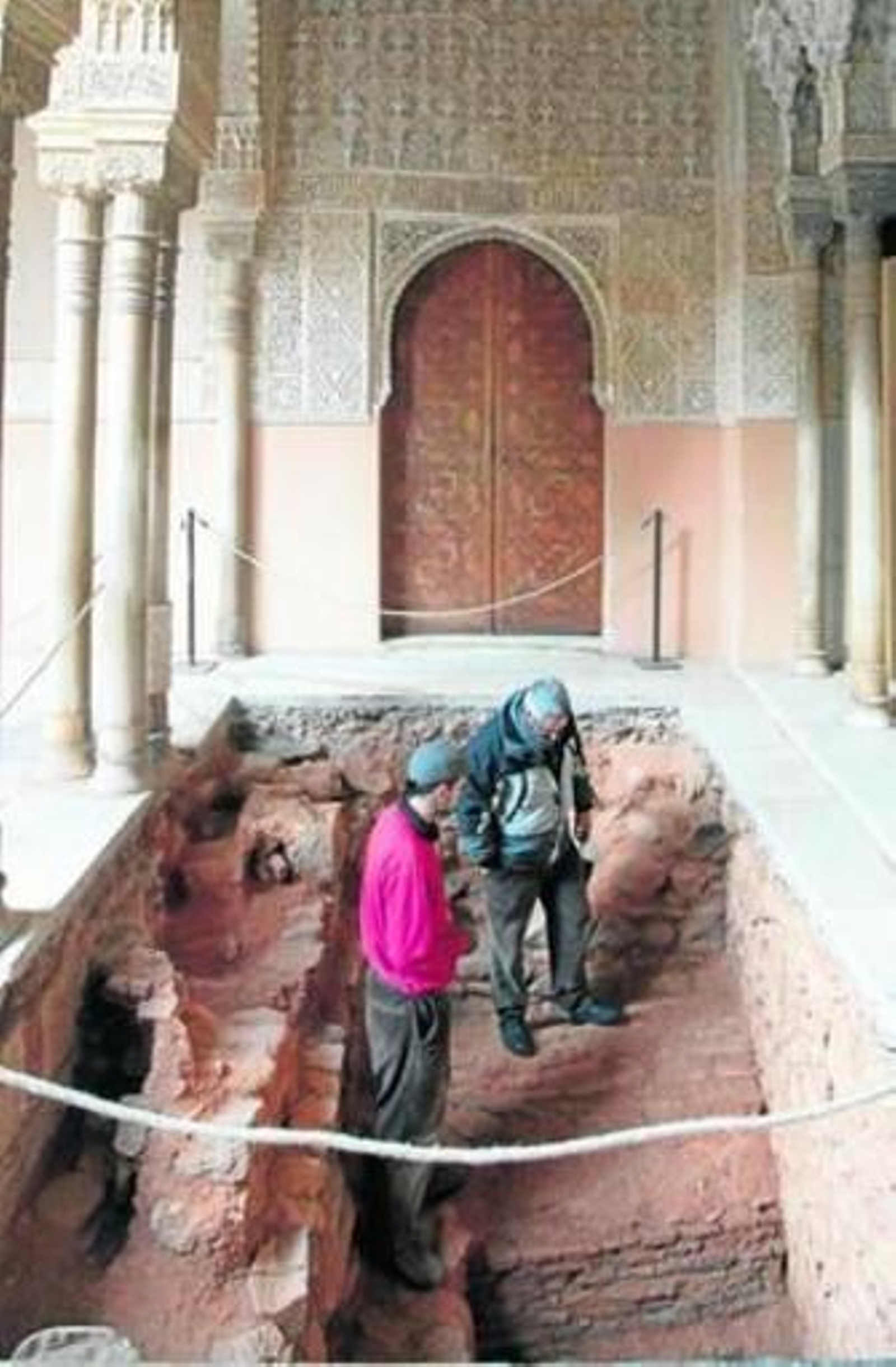 Arqueólogos trabajando en el Patio de los Leones.