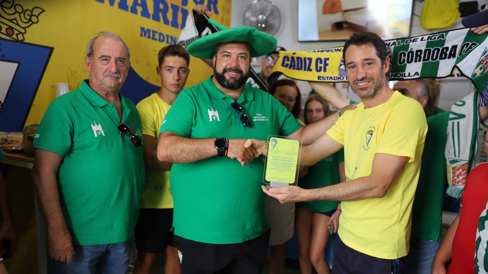 Intercambio de regalos por parte de los representantes de ambas entidades.