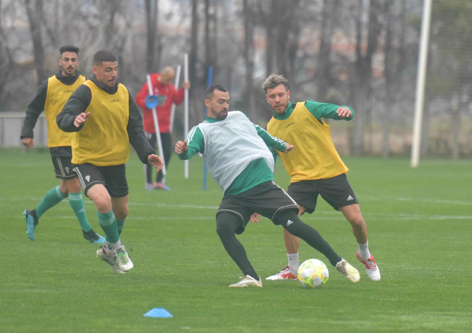 De las Cuevas controla un balón ante la presión de Vera y la mirada de Xavi Molina y Moyano.