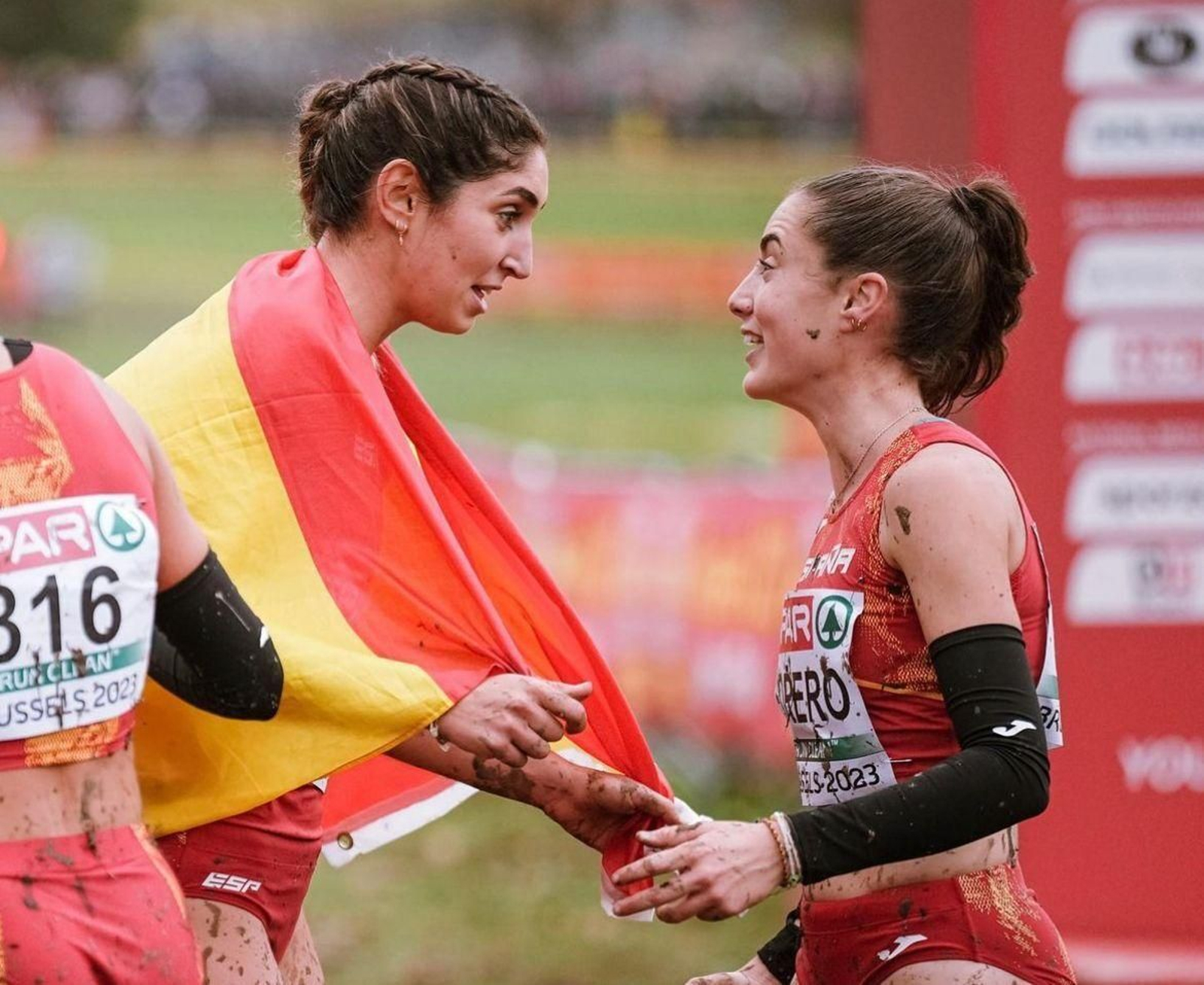 María Forero, a la derecha, tras terminar la prueba en Bruselas. María Forero, a la derecha, tras terminar la prueba en Bruselas.