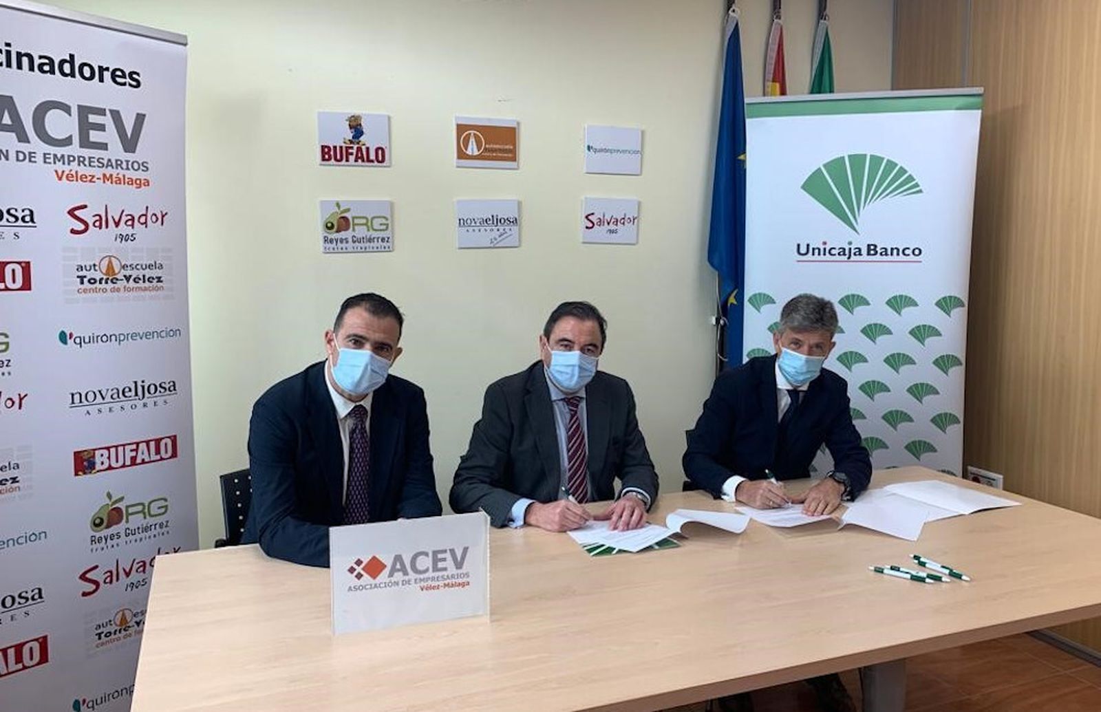 Firma del convenio de colaboración con empresarios de Vélez.