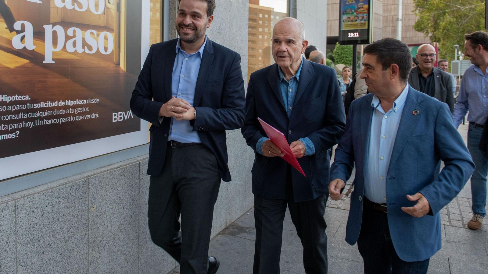 El diputado Juan Francisco Serrano, junto a Manuel Chaves y Francisco Reyes.
