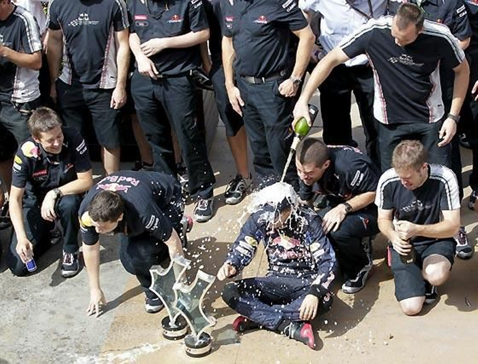 Sebastian Vettel (Red Bull) celebra la victoria con su equipo.

Foto: Afp Photo / Reuters / Efe
