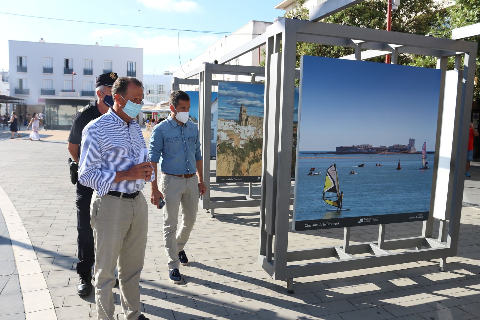 Un momento de la visita realizada por parte de los responsables municipales a la exposición.