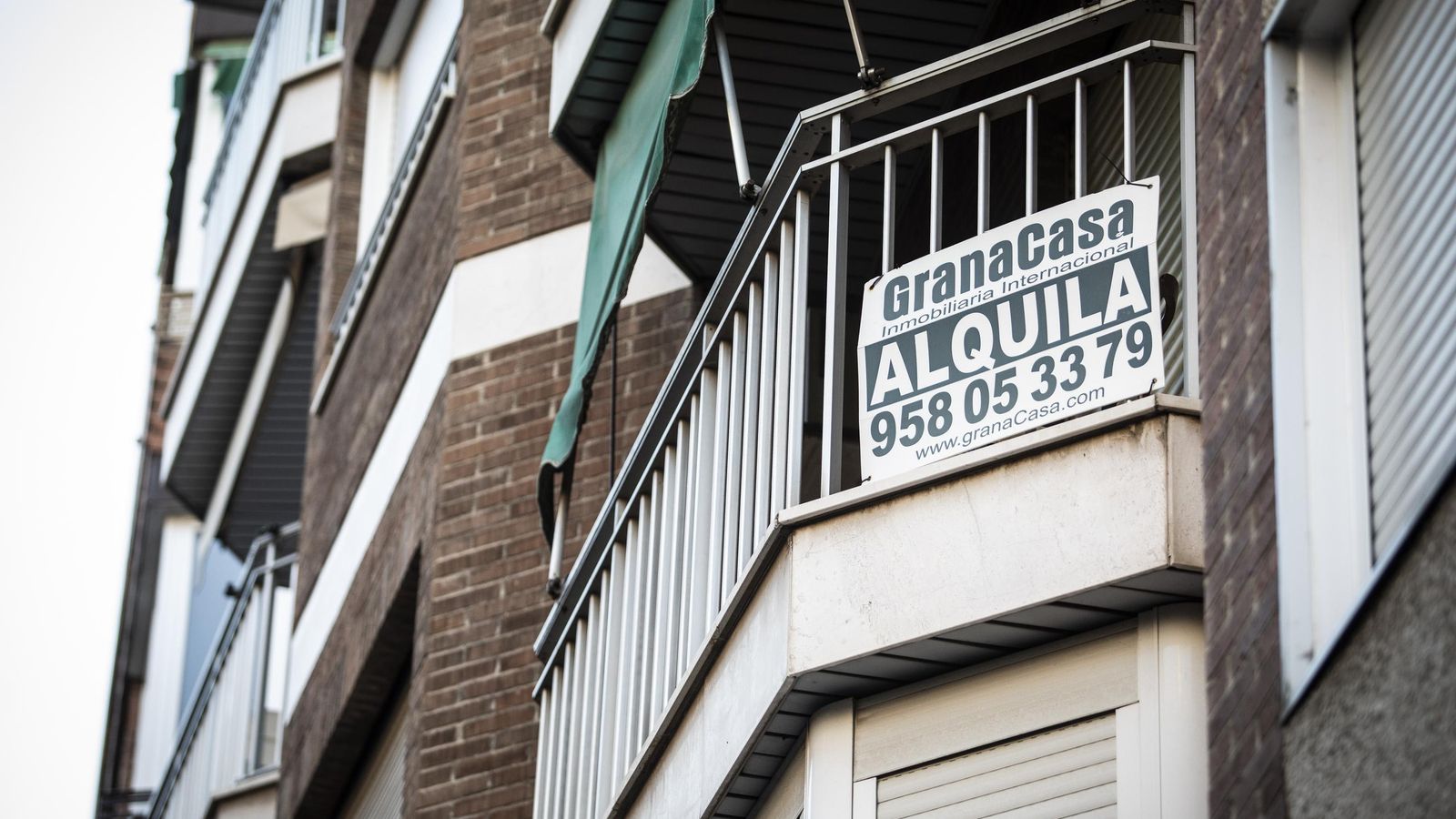 Imagen de archivo de un cartel de un piso en alquiler.