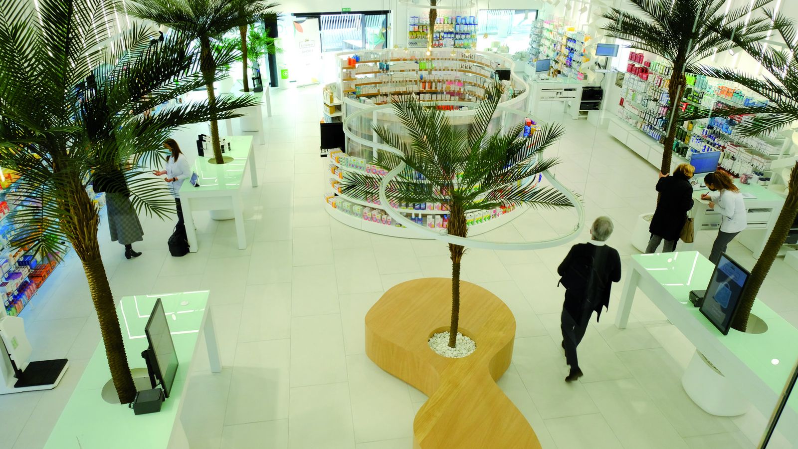 Interior del establecimiento Farmacia La Palmera.