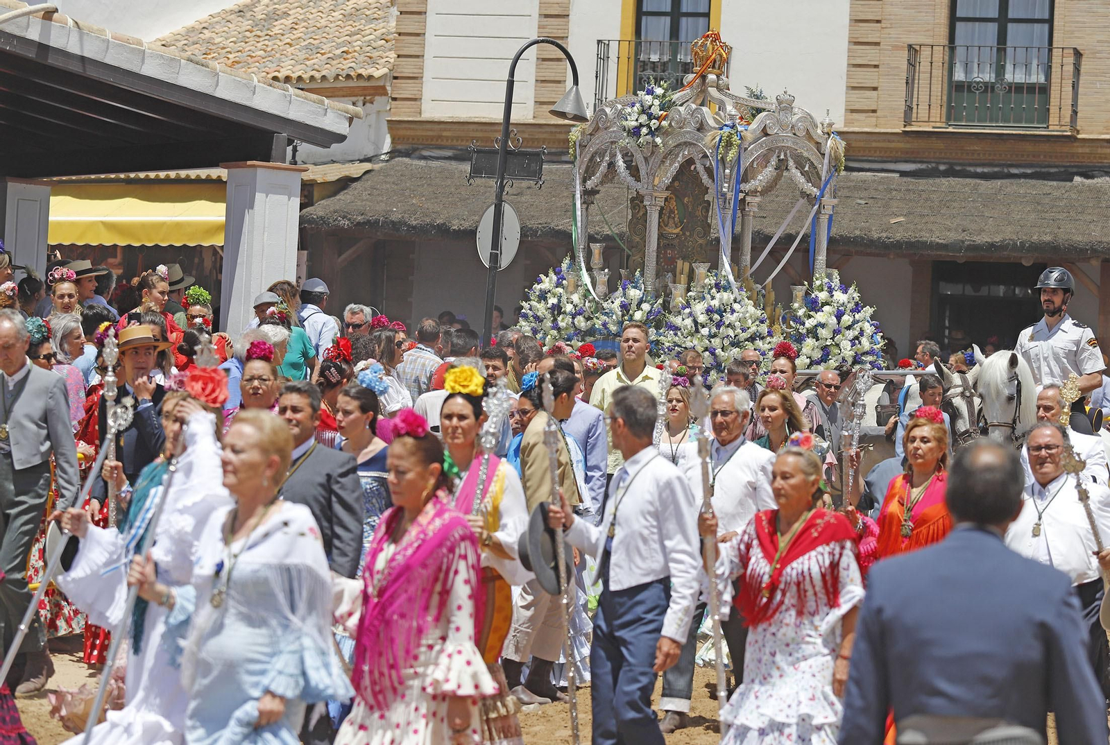 Presentación de la Hermandad de Huelva ante la Blanca Paloma