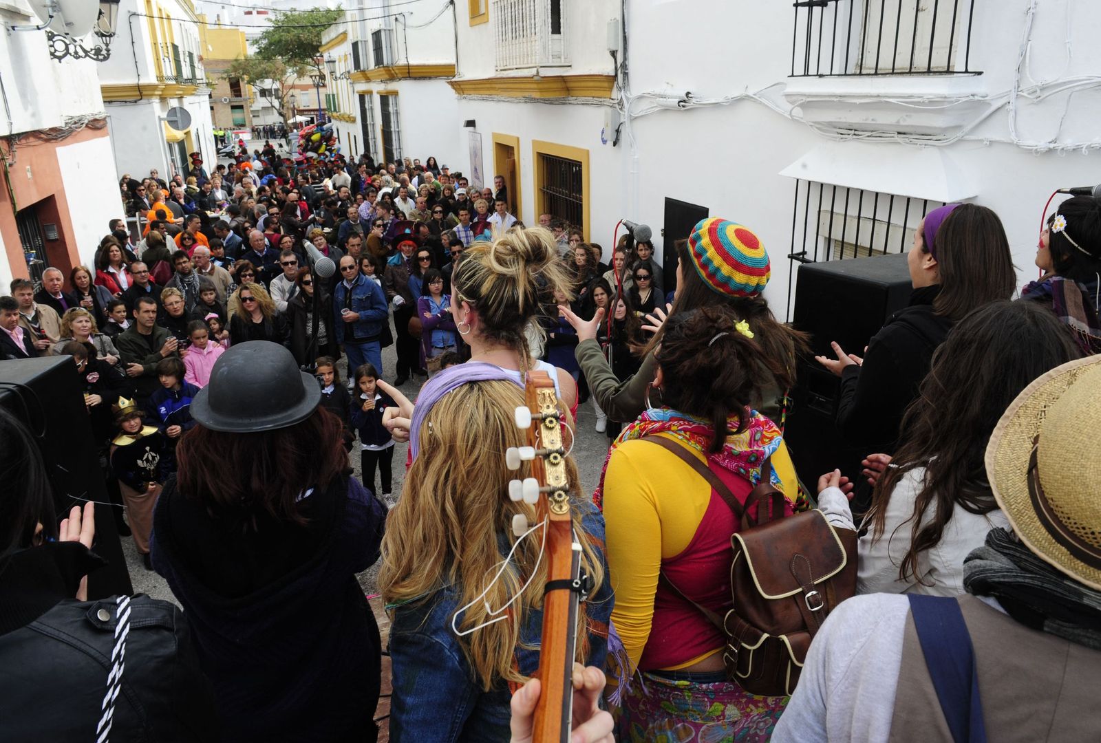 Una agrupación cantando en los Carnavales de San Fernando en 2011. Prácticamente todas las peñas se daban cita en torno a la Plaza de las Vacas y calles próximas
