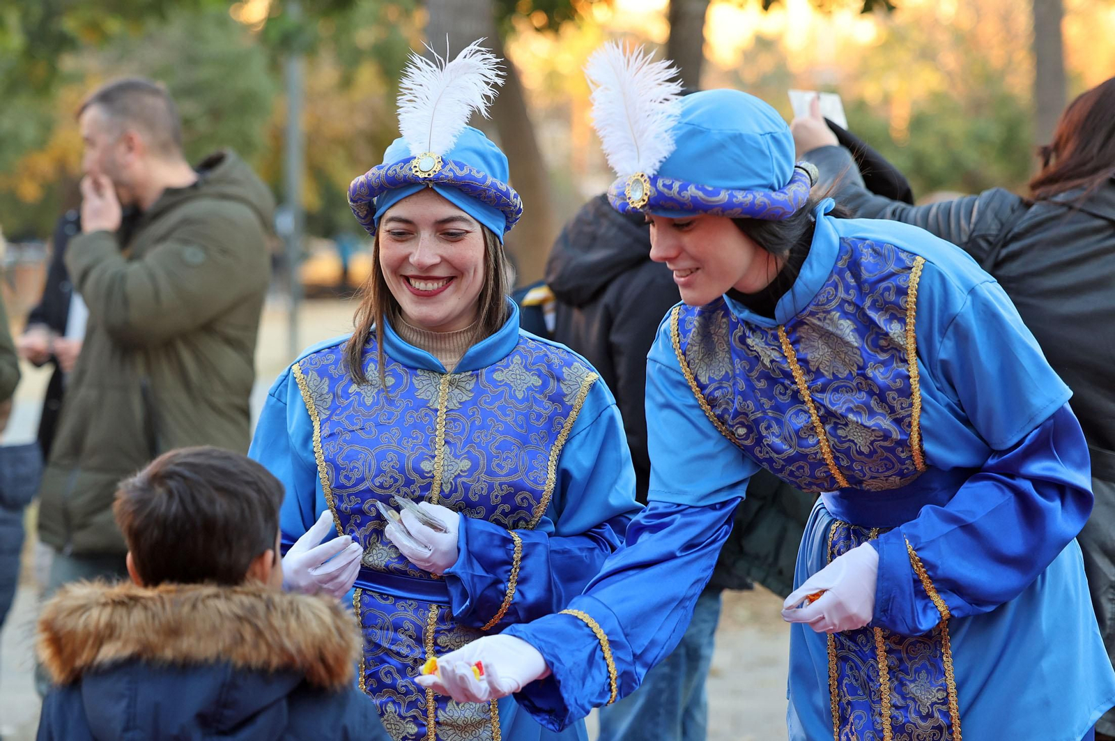 Imágenes del paje Real de SSMM los Reyes Magos recogiendo las cartas de los niños y niñas de Huelva en la plaza Houston